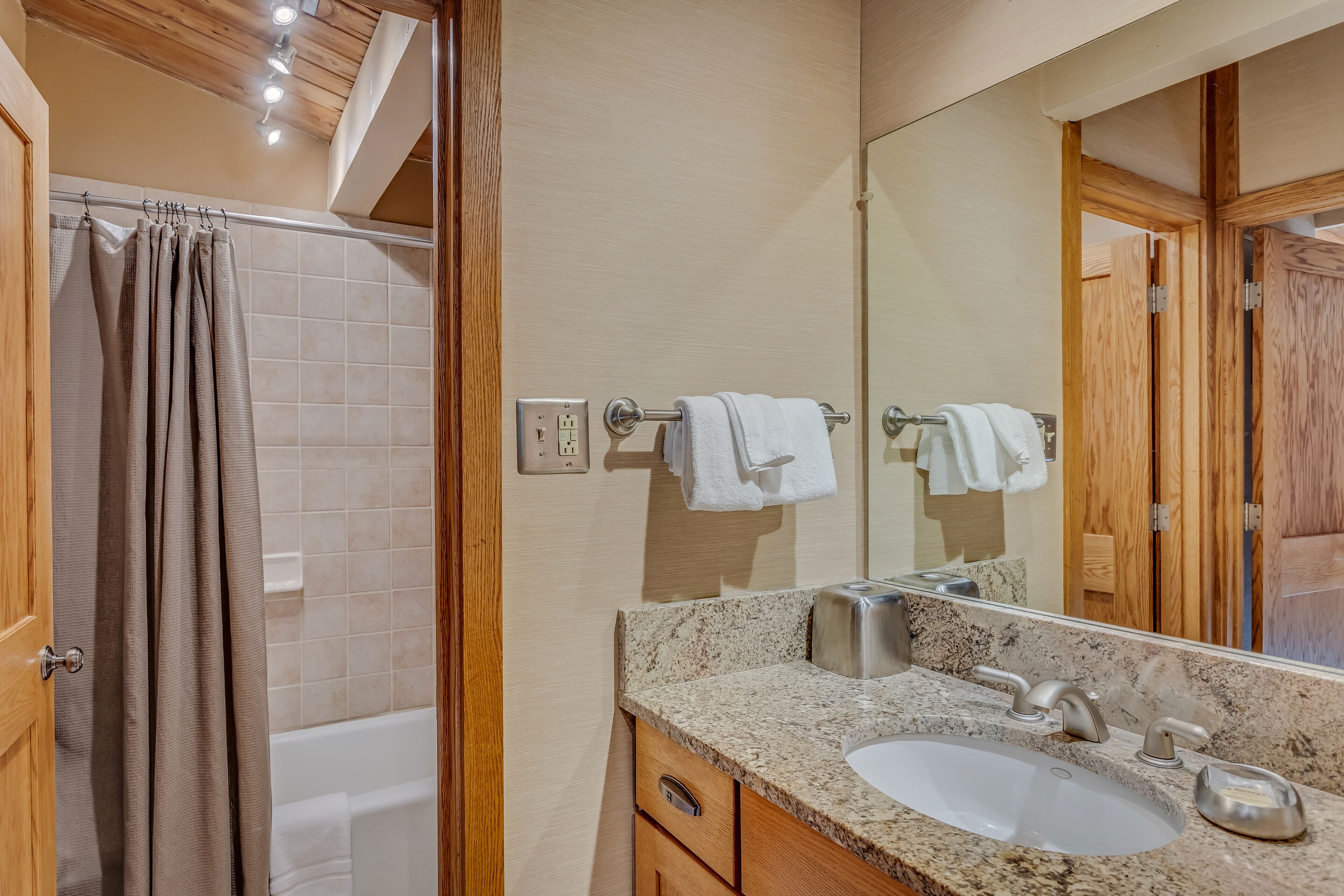 Laurelwood Condominiums Laurelwood Condominiums