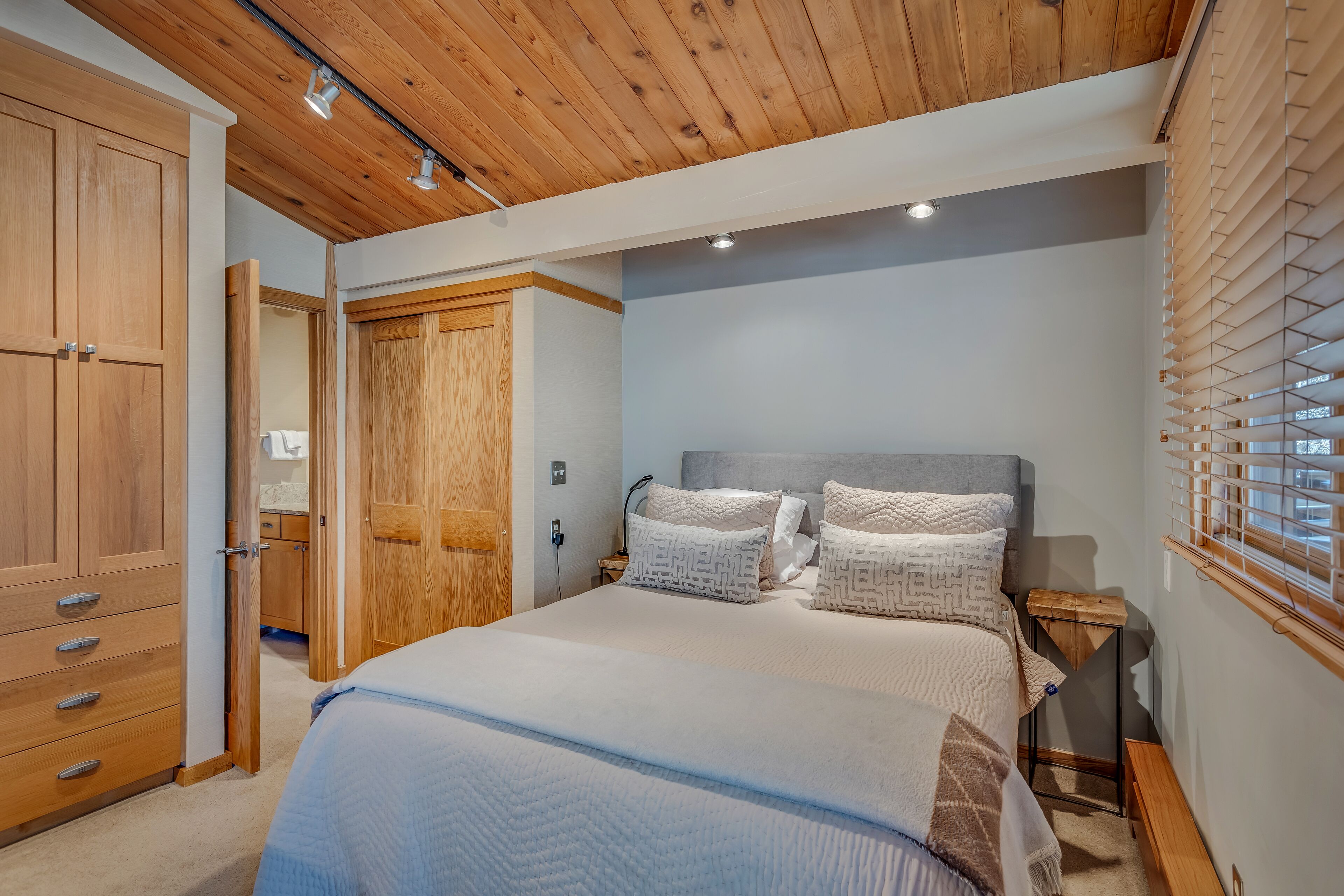 Laurelwood Condominiums Laurelwood Condominiums
