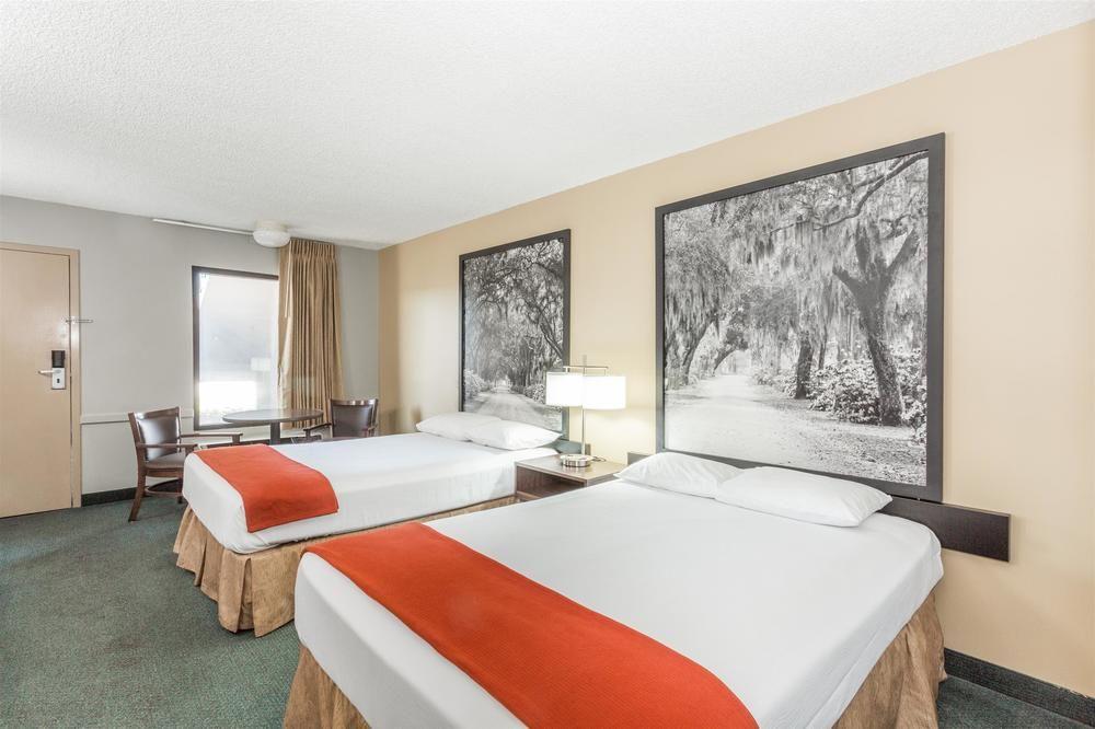 Super 8 by Wyndham Adel