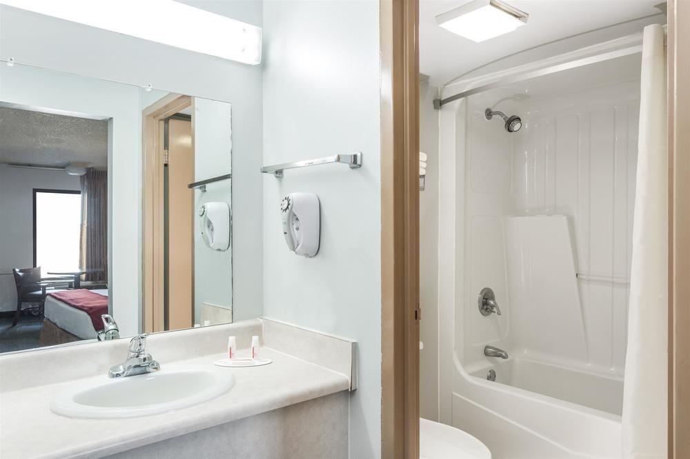 Super 8 by Wyndham Adel