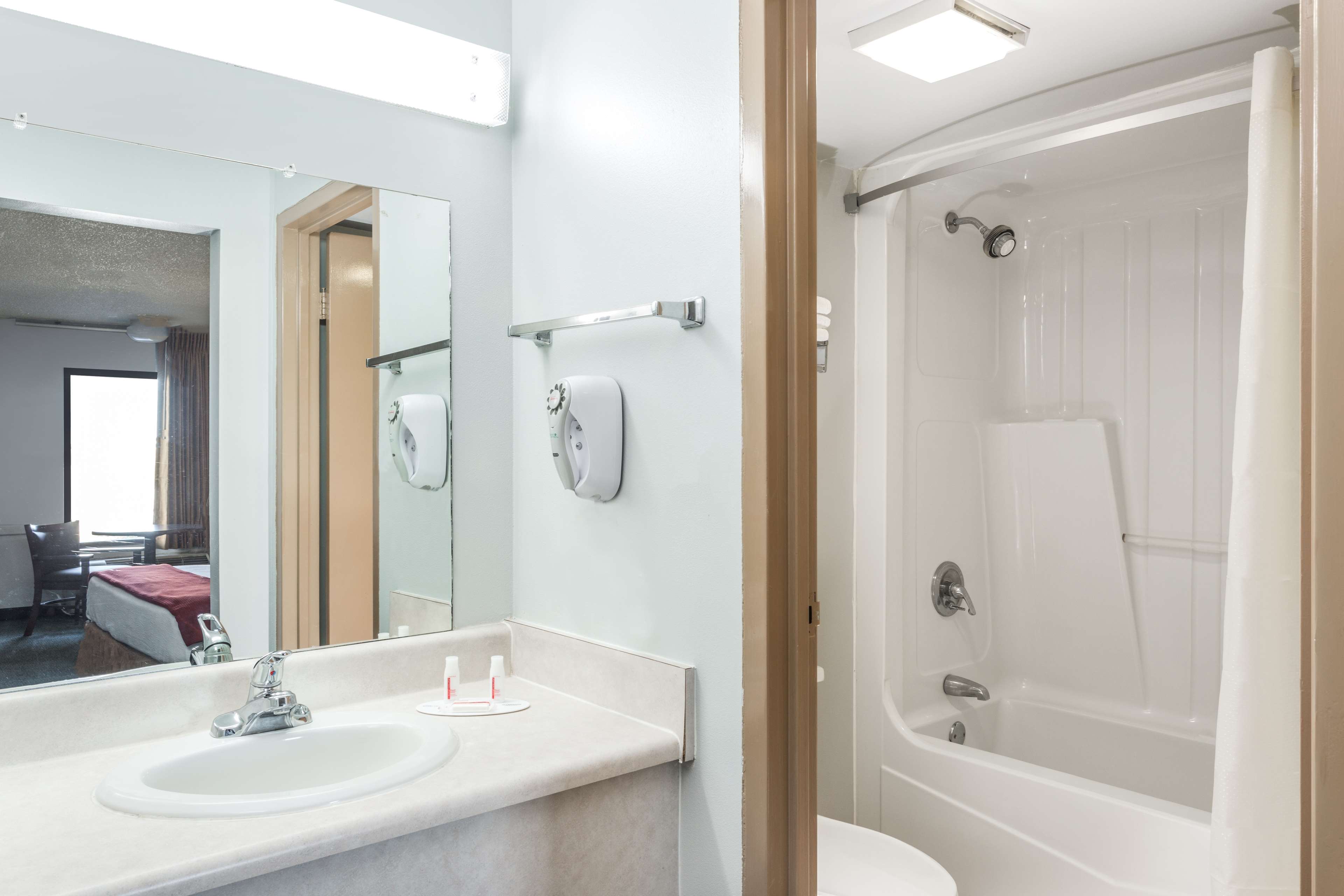 Super 8 by Wyndham Adel