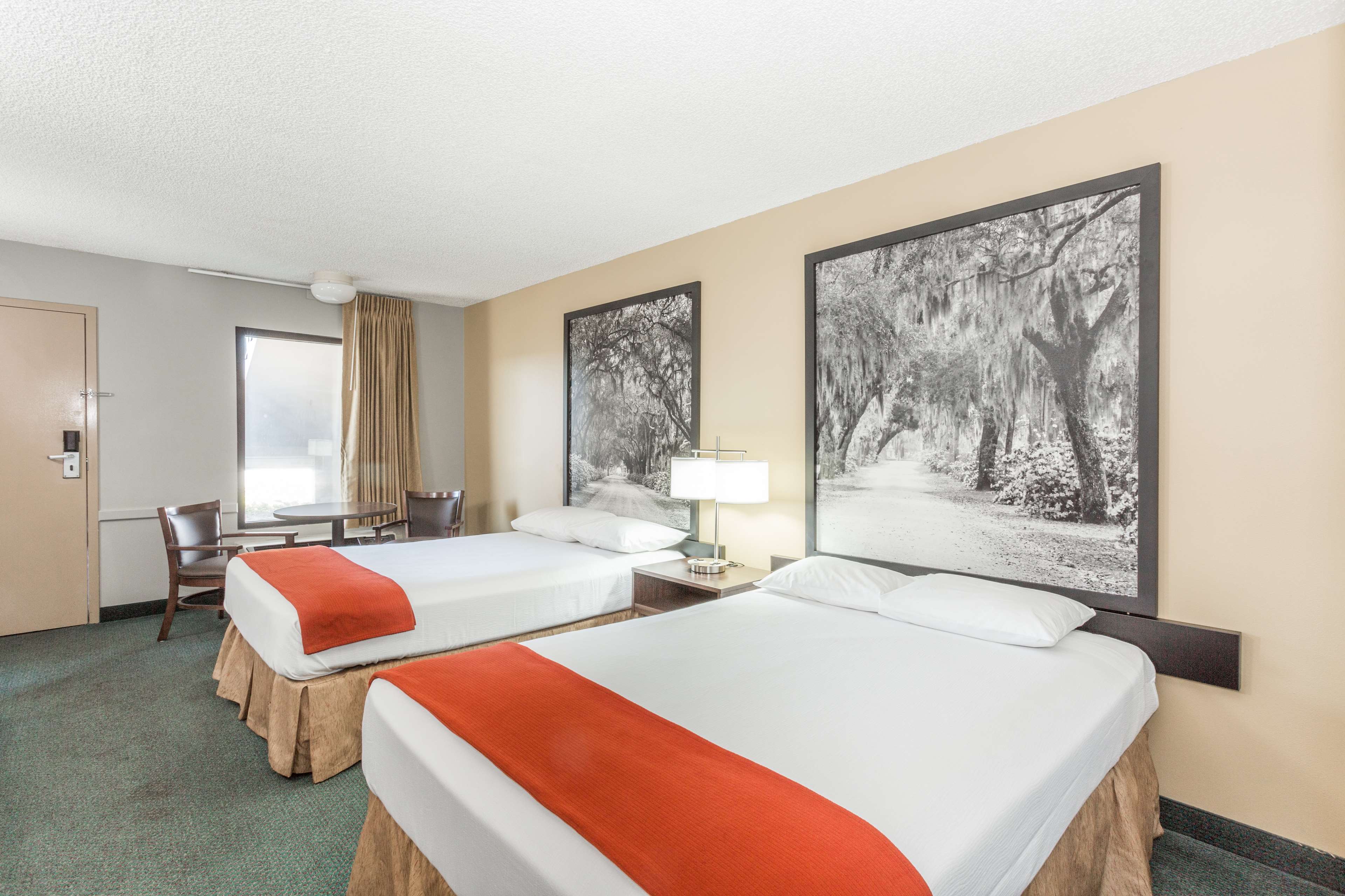 Super 8 by Wyndham Adel