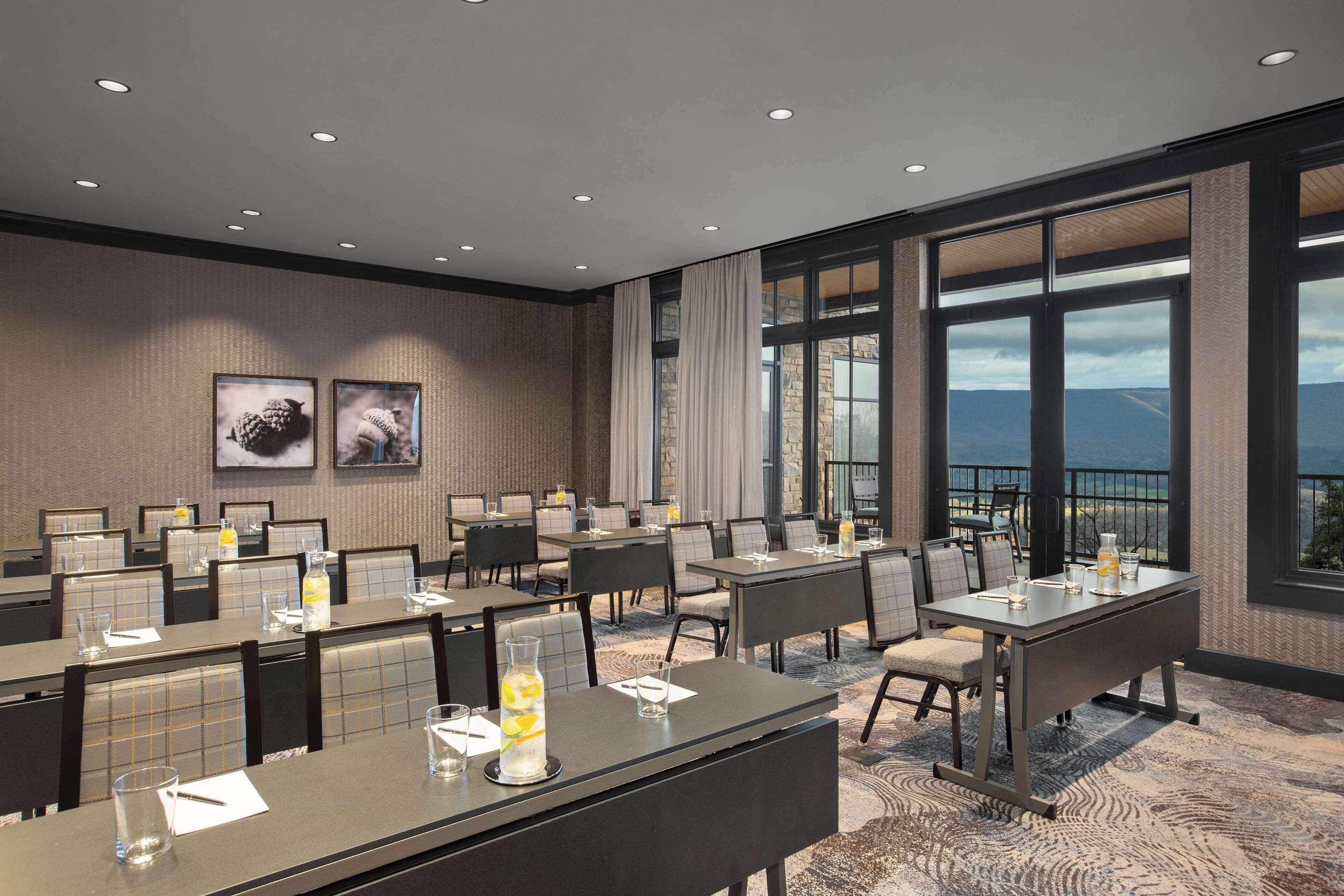 Cloudland at McLemore Resort Lookout Mountain, Curio by Hilton