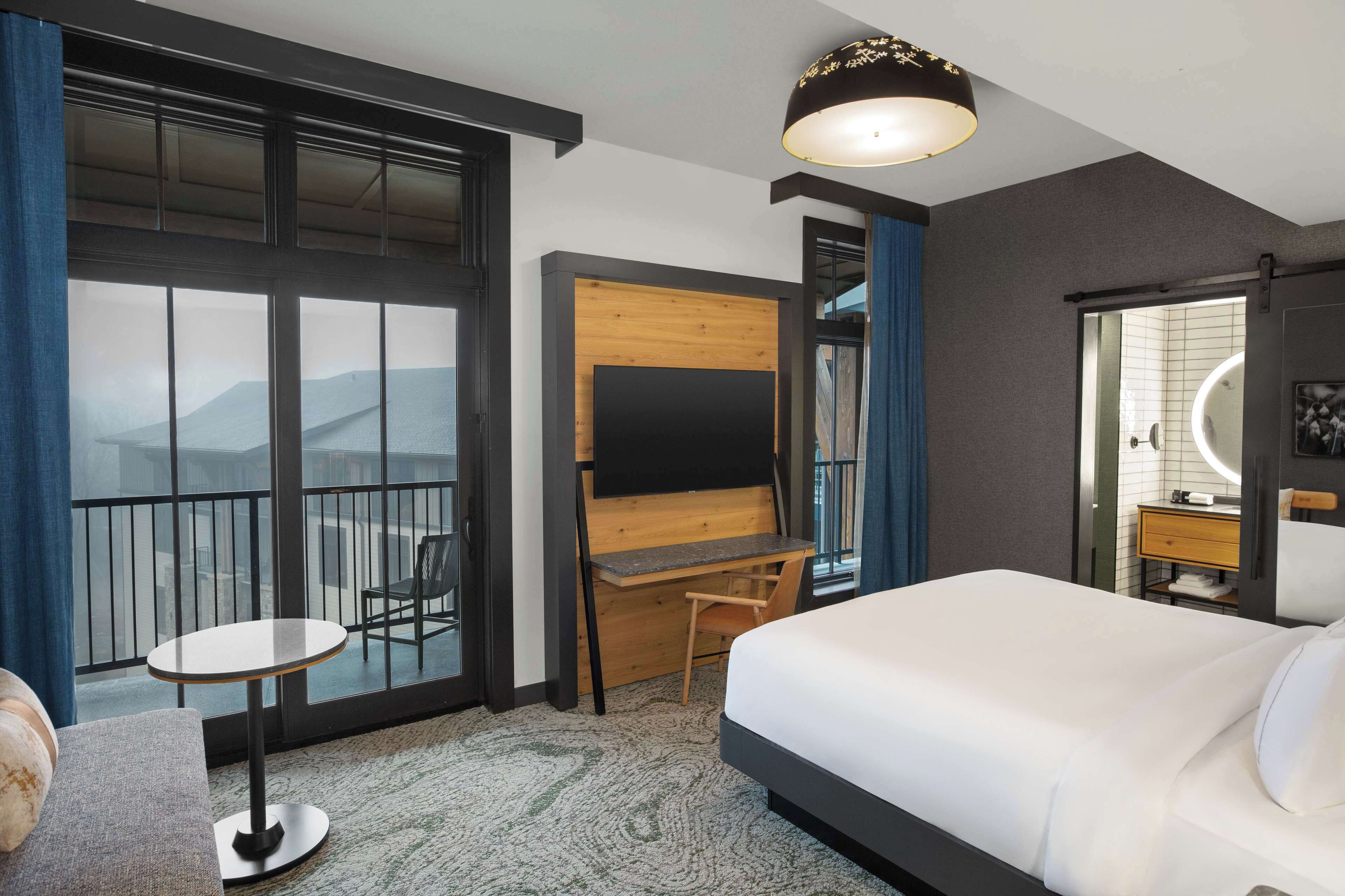 Cloudland at McLemore Resort Lookout Mountain, Curio by Hilton