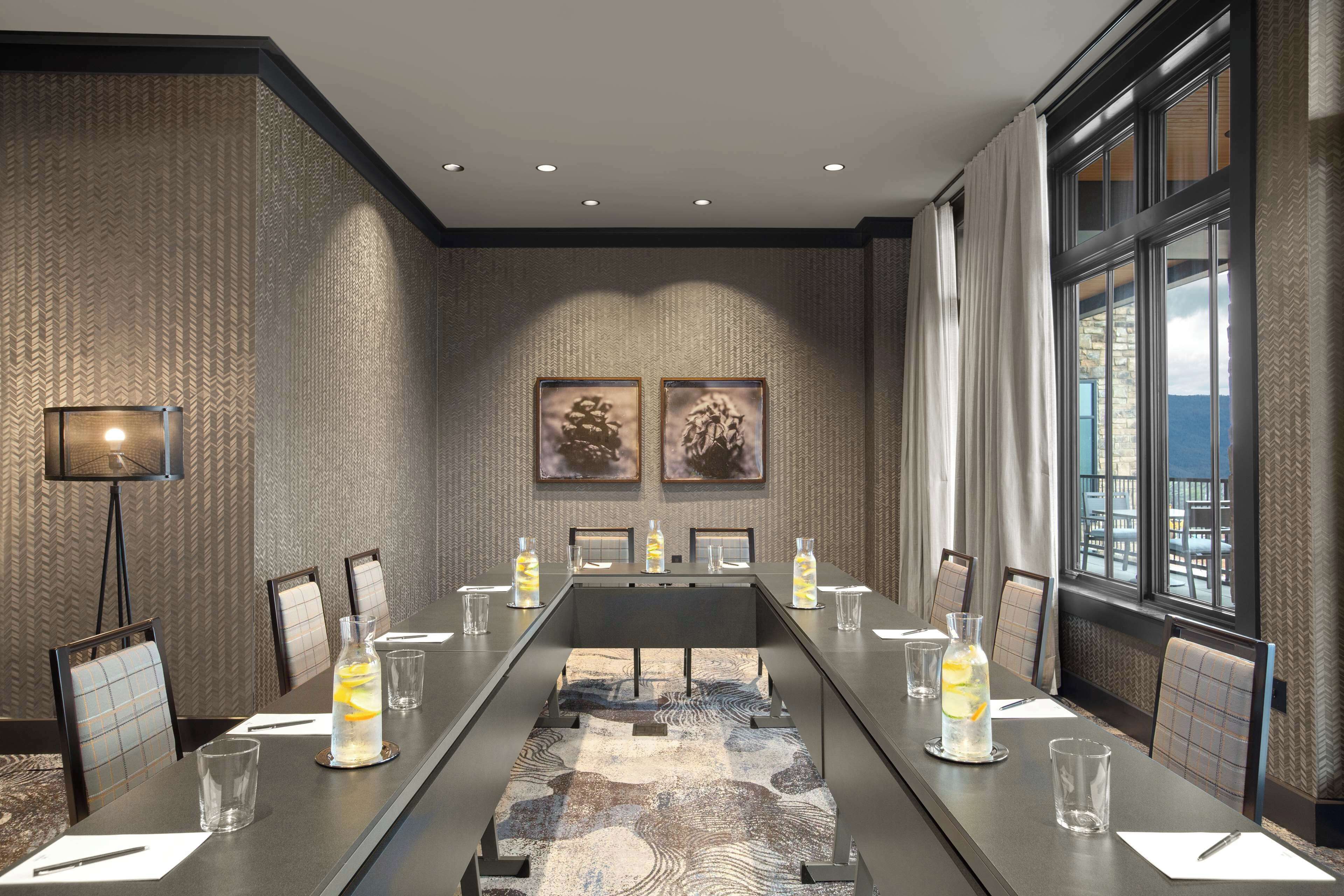 Cloudland at McLemore Resort Lookout Mountain, Curio by Hilton