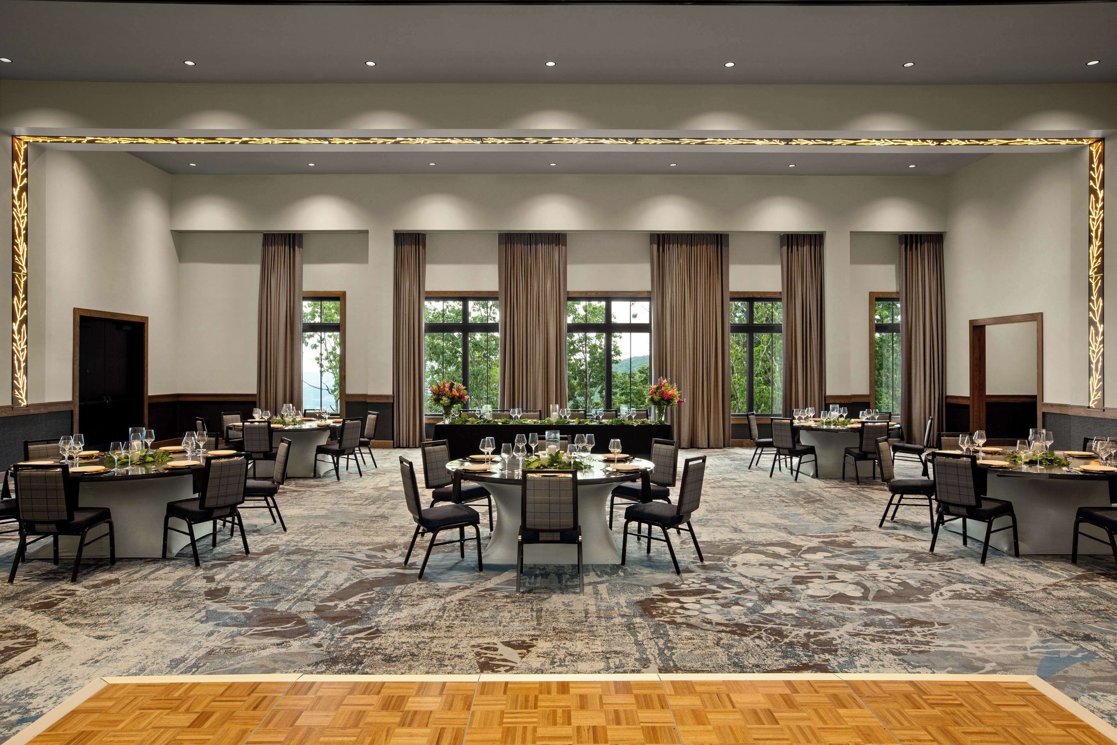 Cloudland at McLemore Resort Lookout Mountain, Curio by Hilton