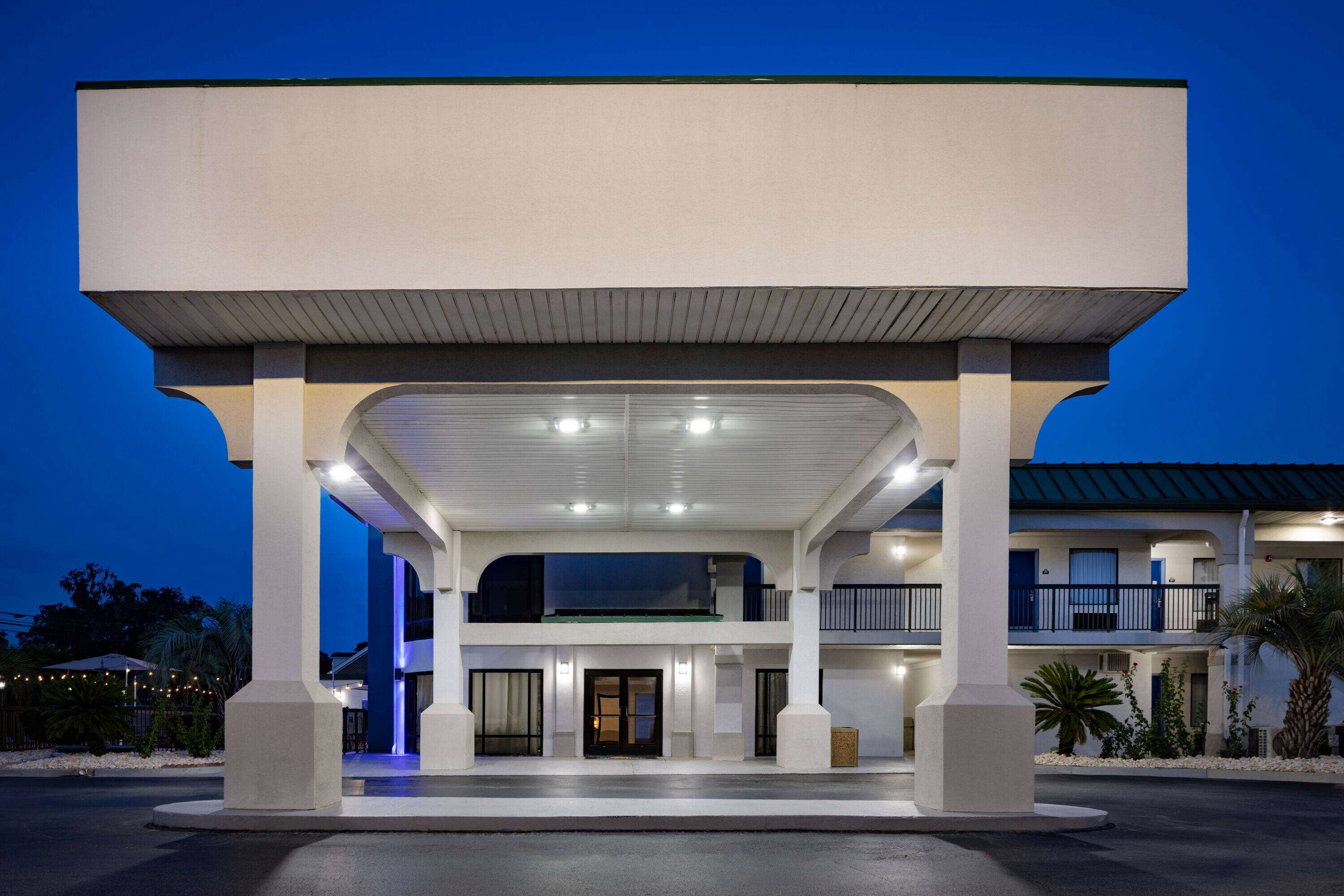 Days Inn & Suites by Windham Savannah Midtown