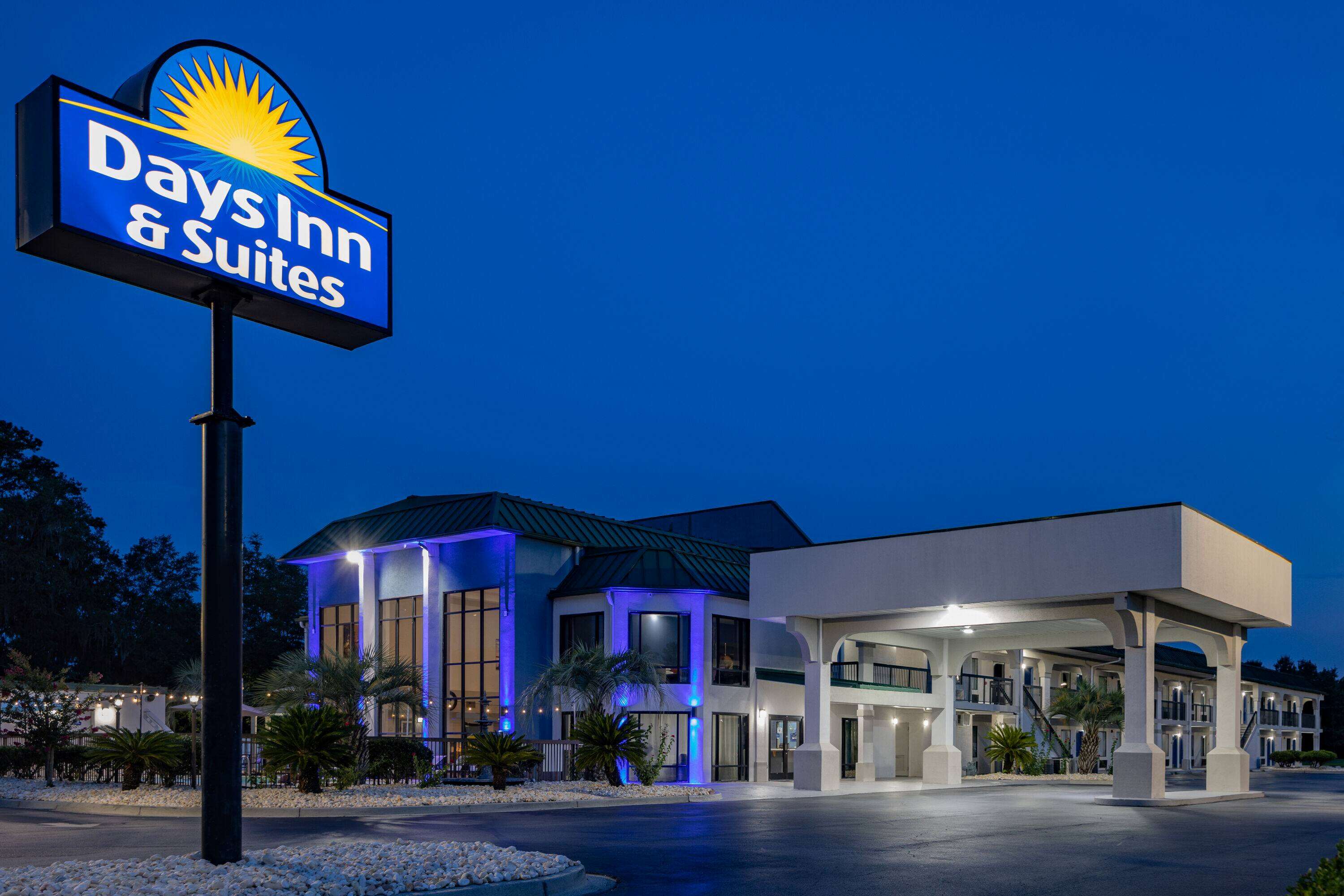 Days Inn & Suites by Windham Savannah Midtown