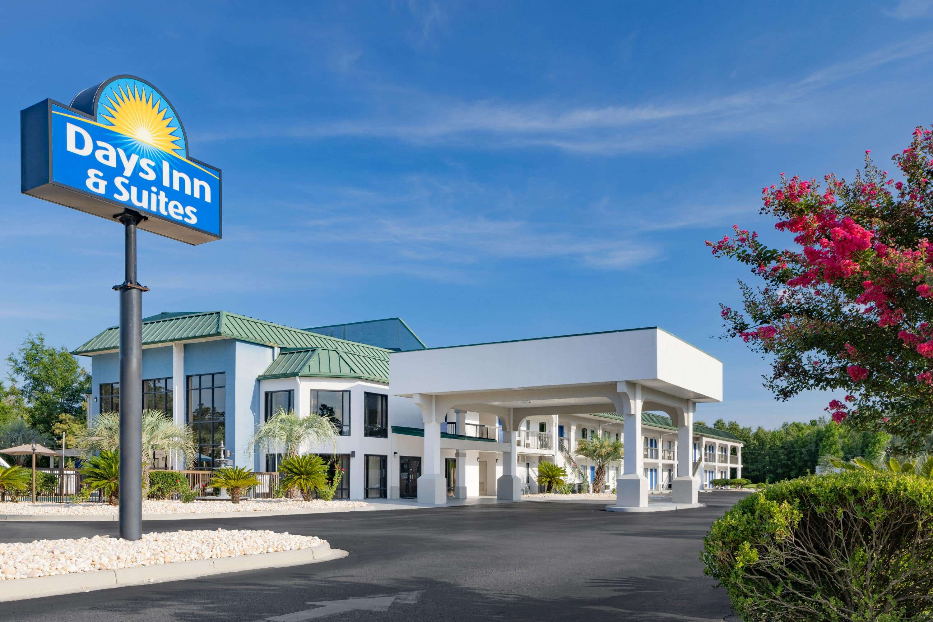 Days Inn & Suites by Windham Savannah Midtown
