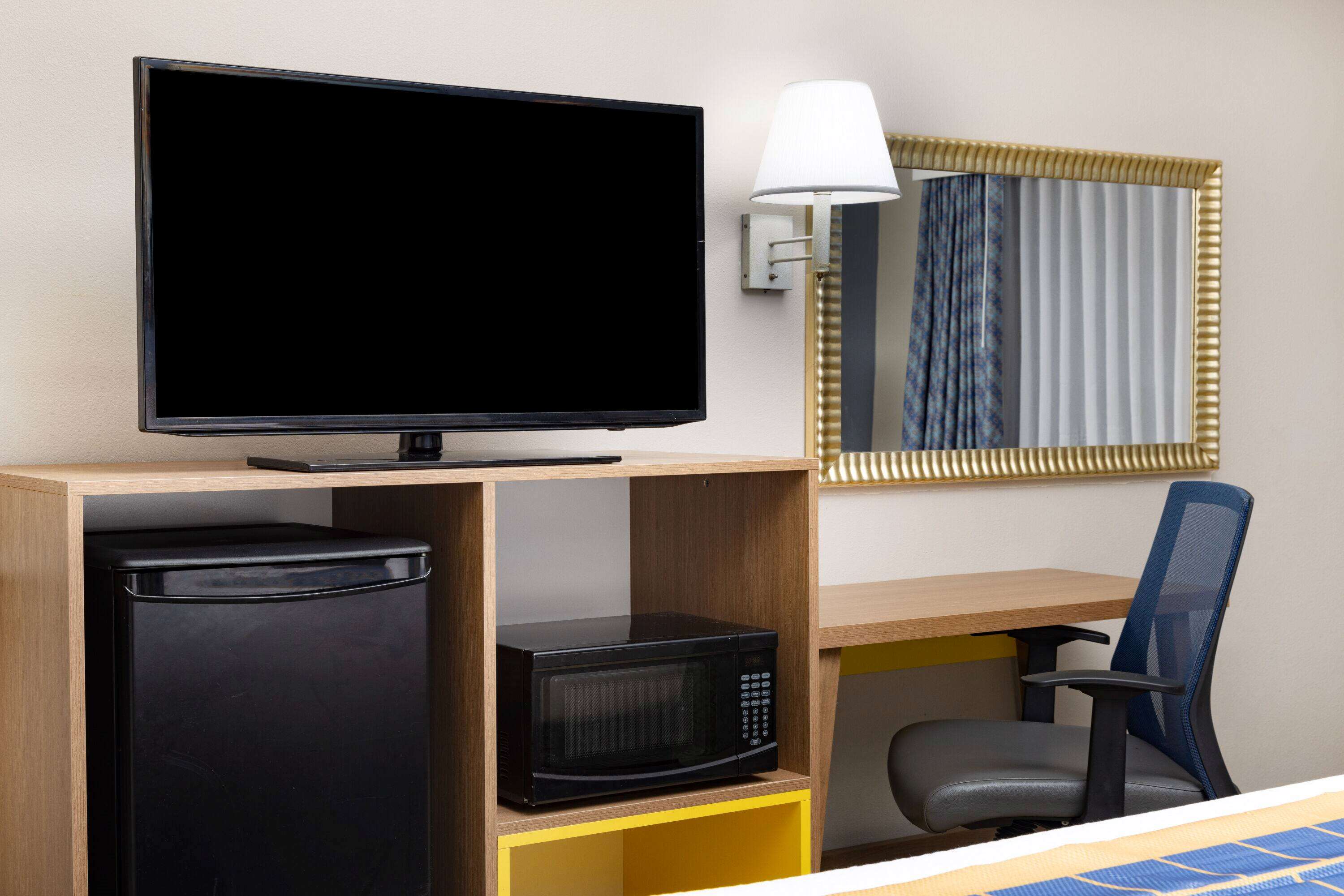 Days Inn & Suites by Windham Savannah Midtown