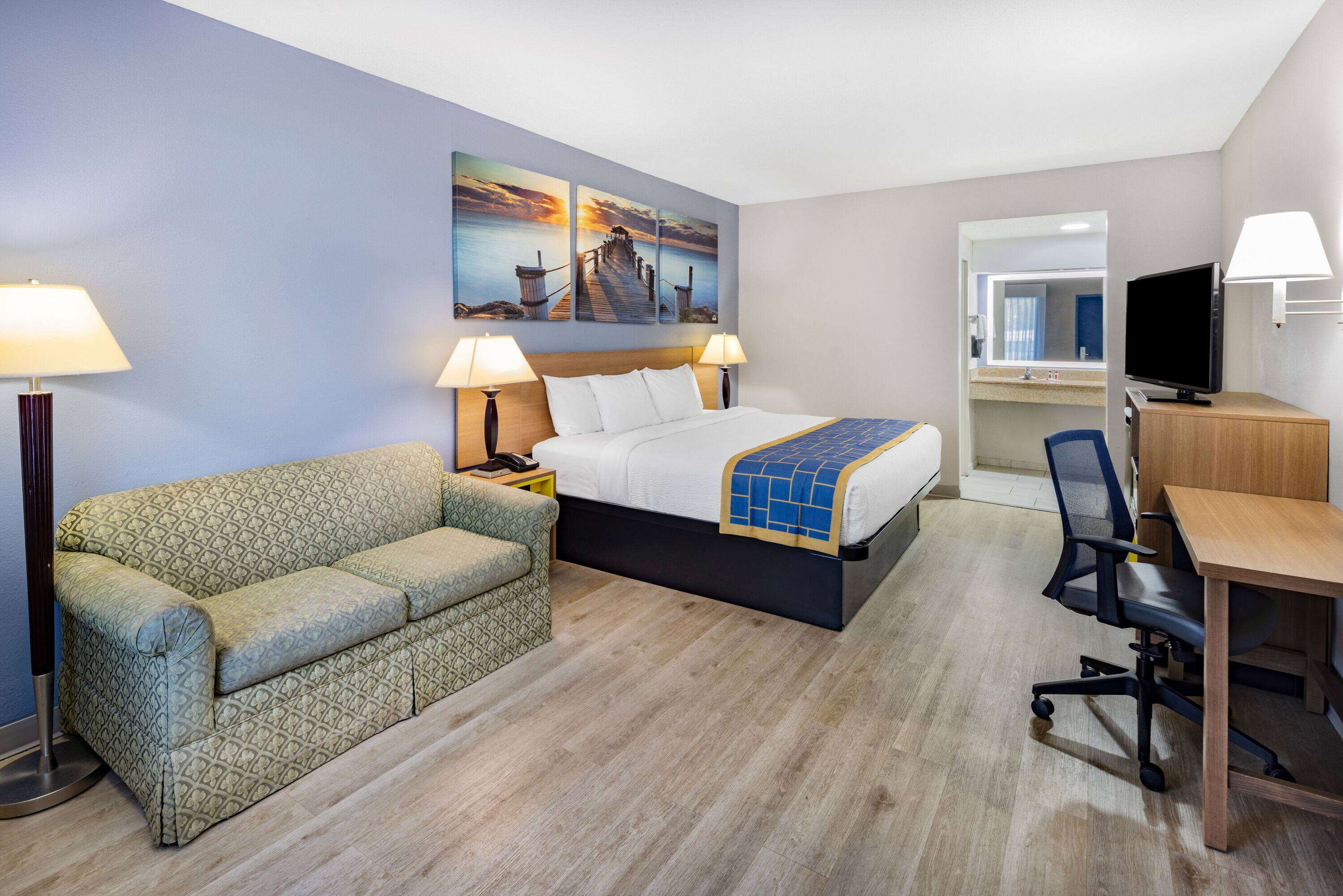 Days Inn & Suites by Windham Savannah Midtown