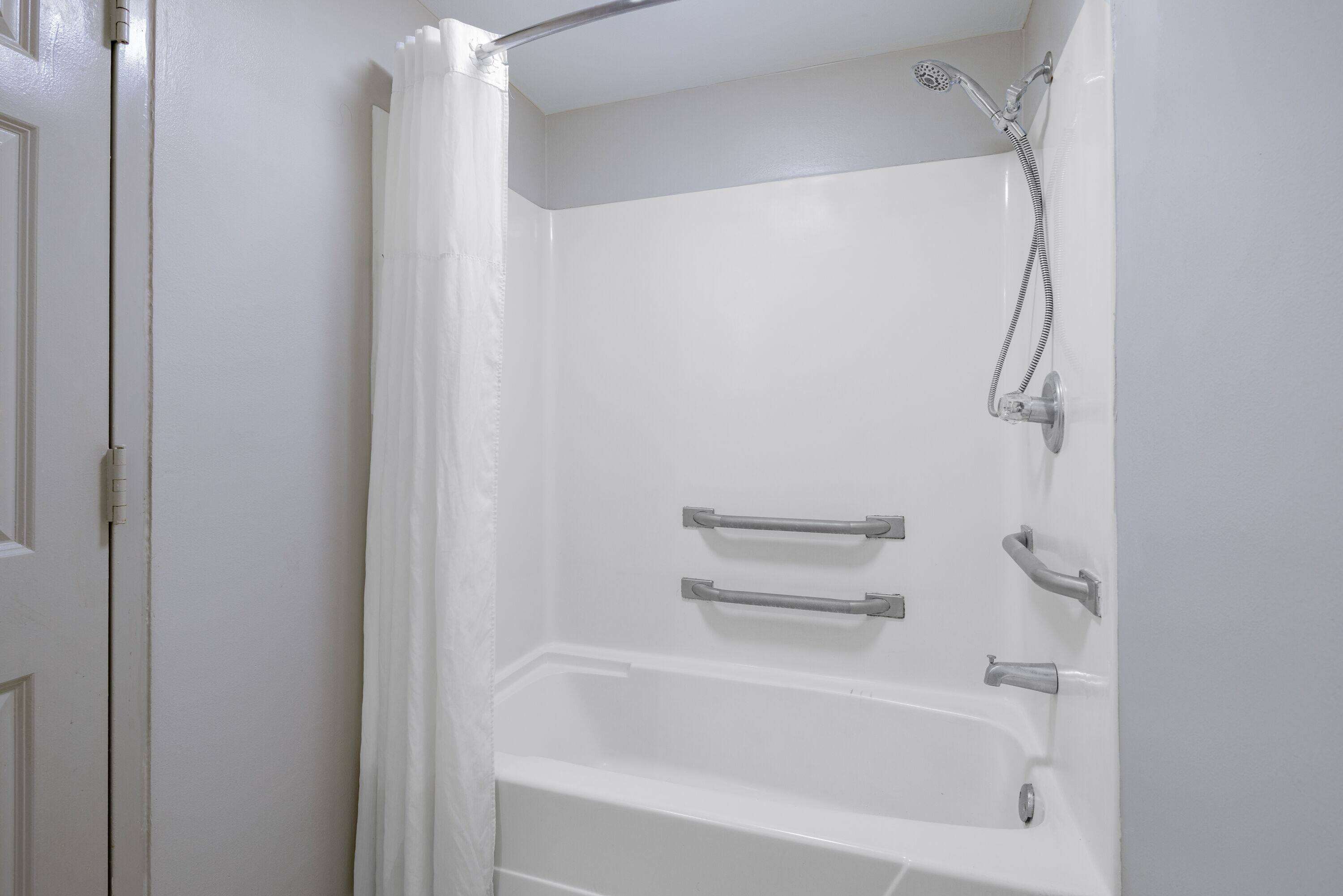 Days Inn & Suites by Windham Savannah Midtown