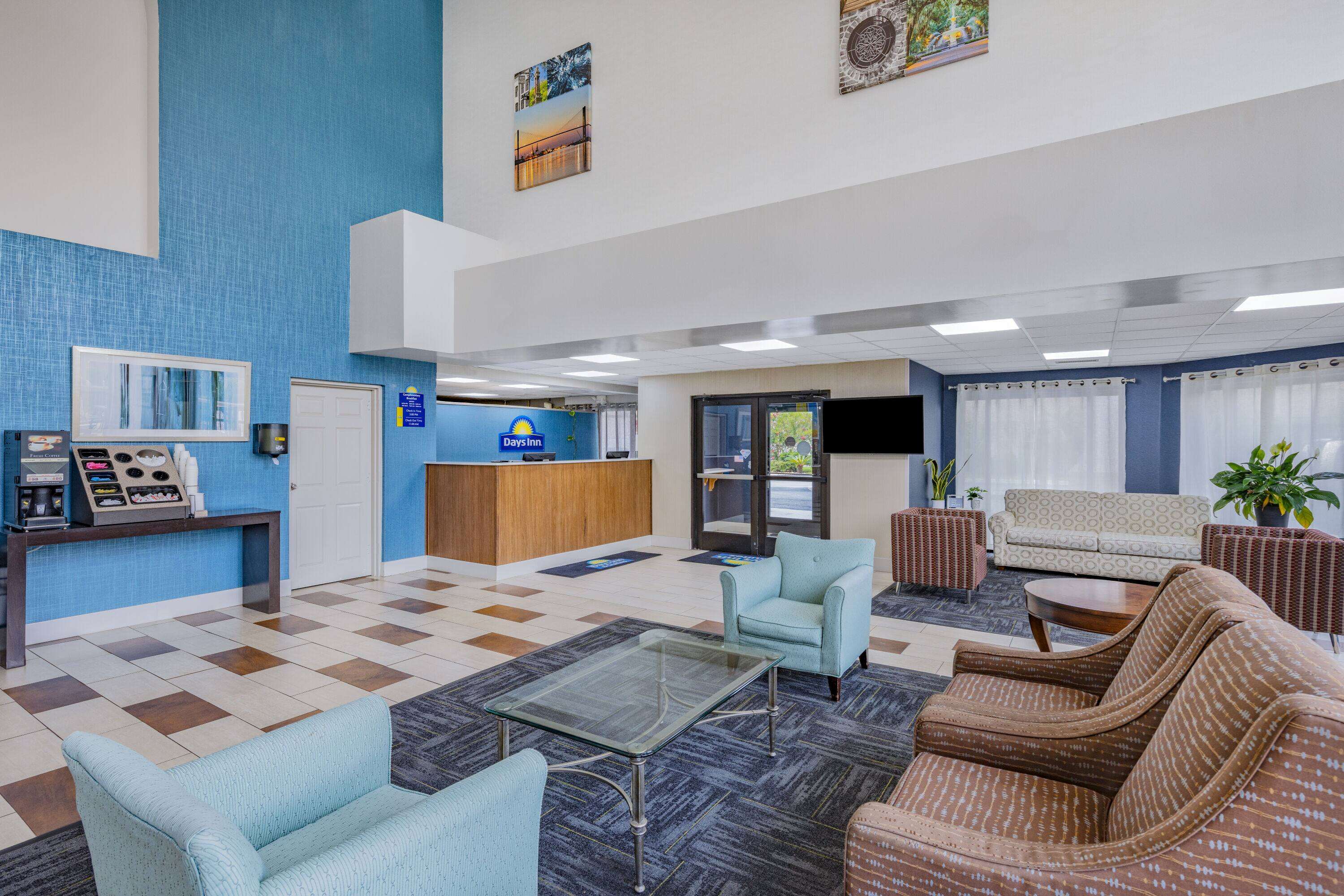 Days Inn & Suites by Windham Savannah Midtown