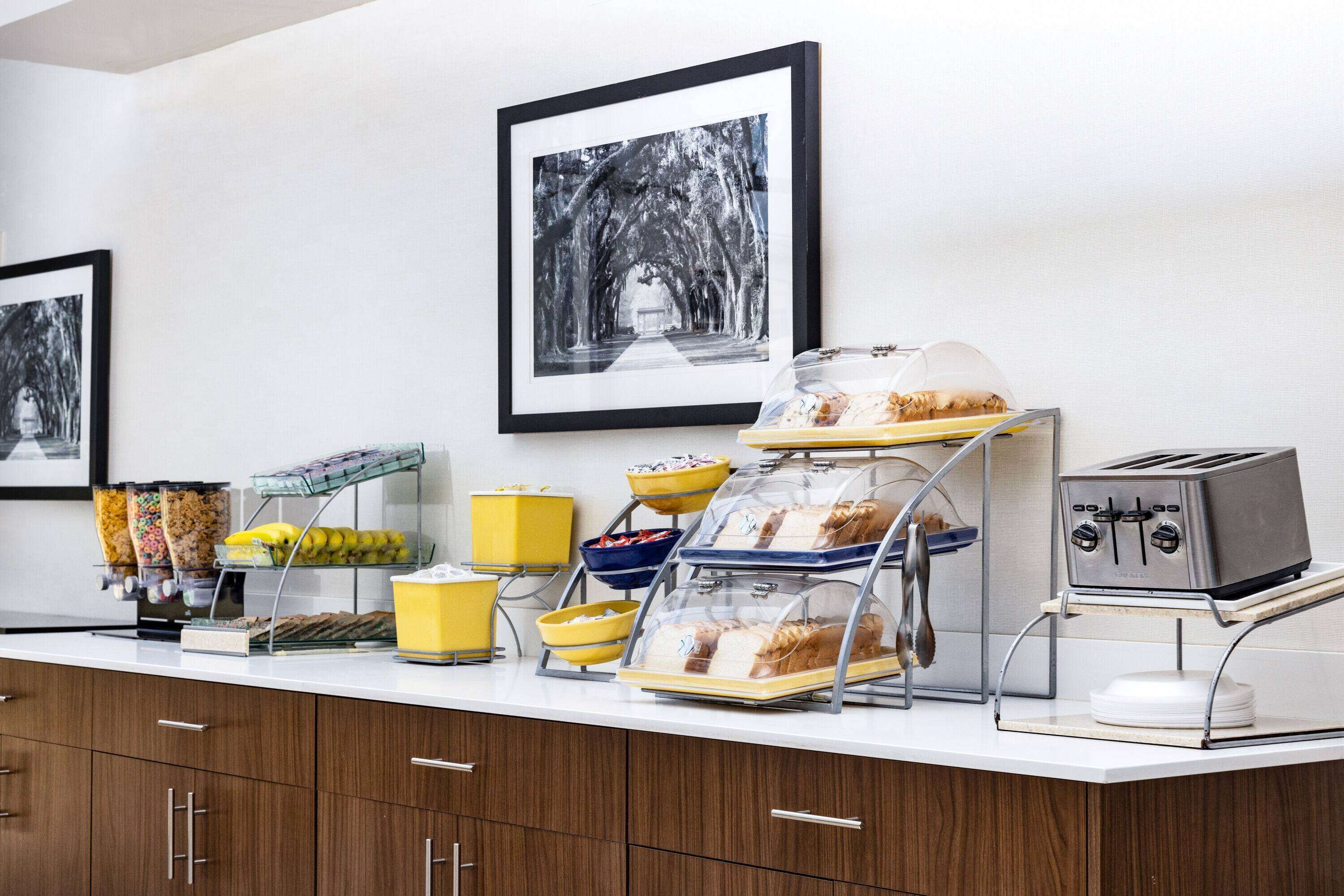 Days Inn & Suites by Windham Savannah Midtown