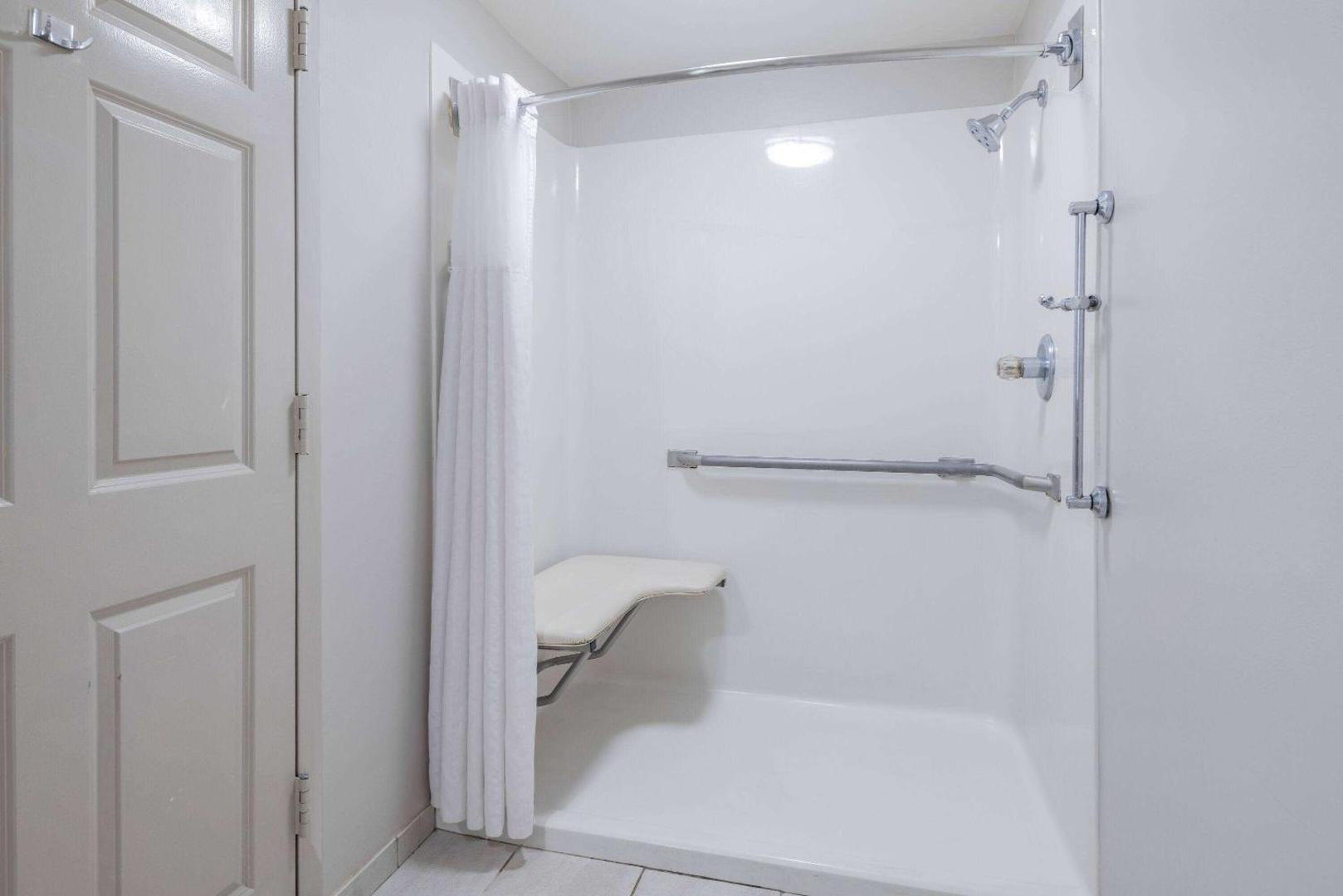 Days Inn & Suites by Windham Savannah Midtown