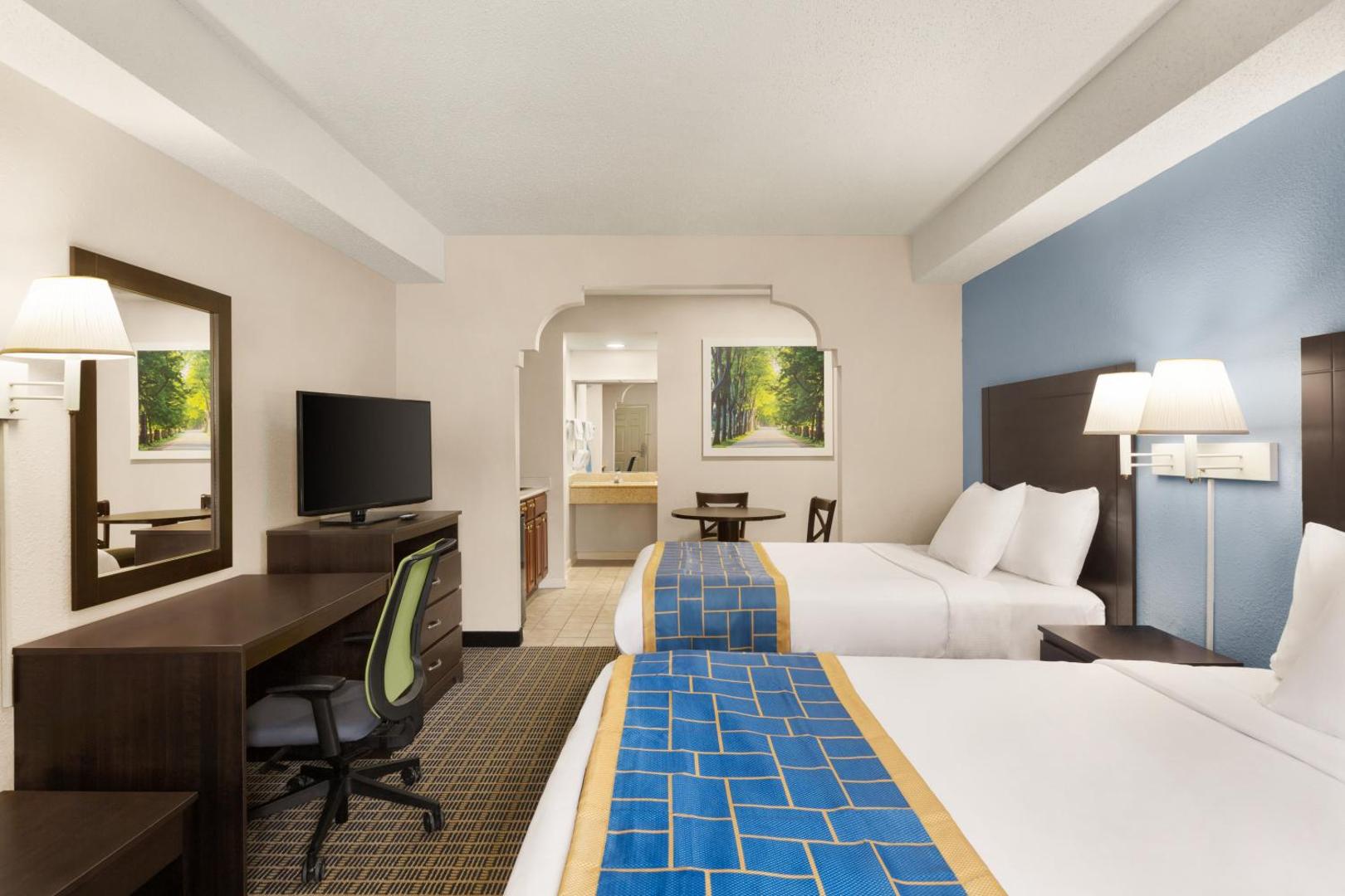 Days Inn & Suites by Windham Savannah Midtown