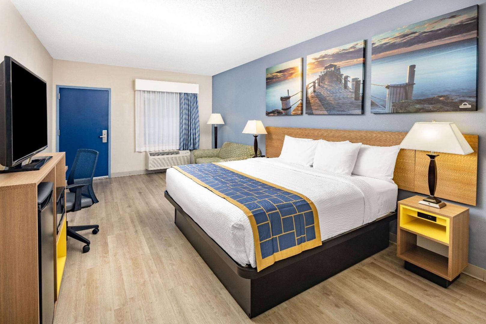 Days Inn & Suites by Windham Savannah Midtown