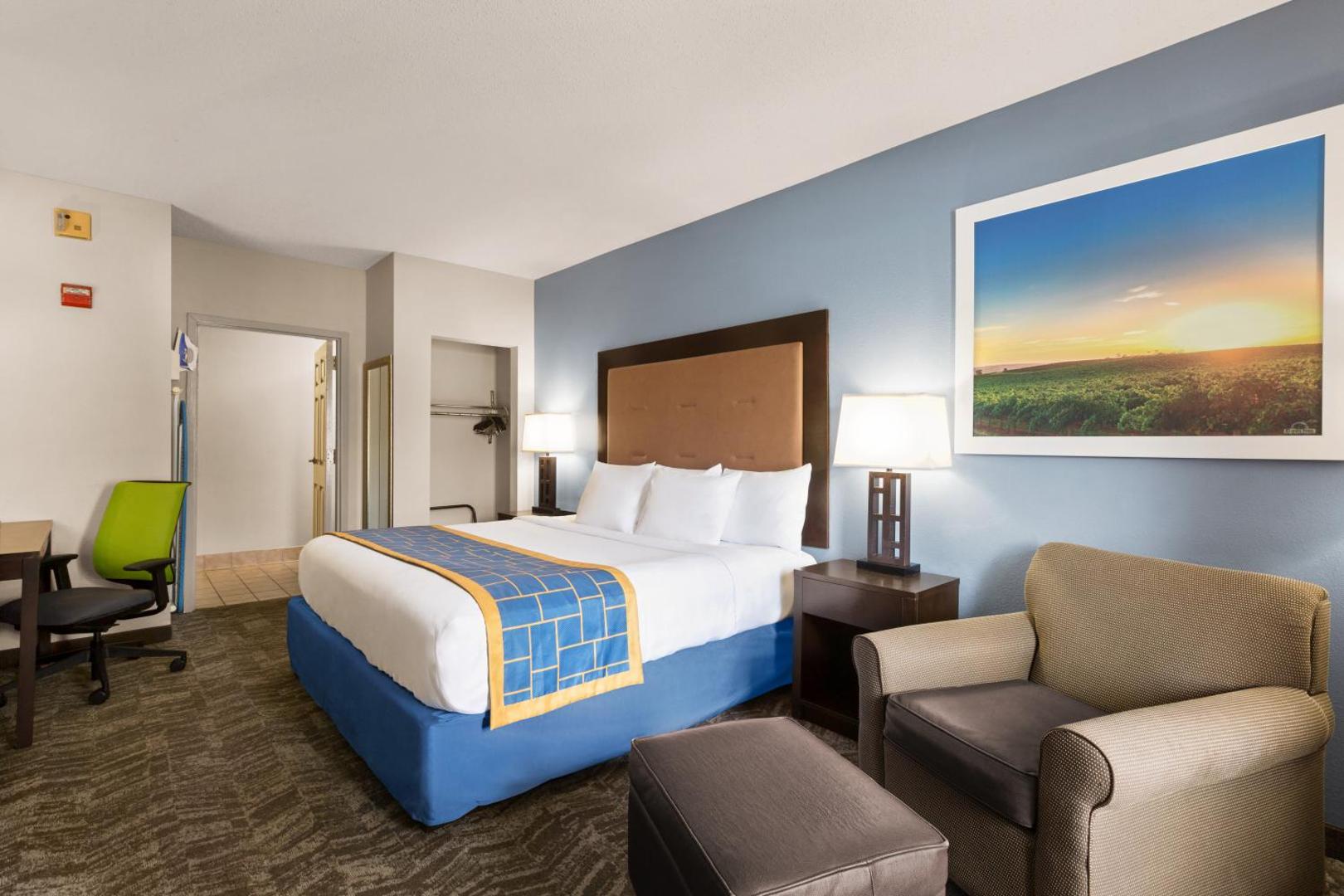 Days Inn & Suites by Windham Savannah Midtown