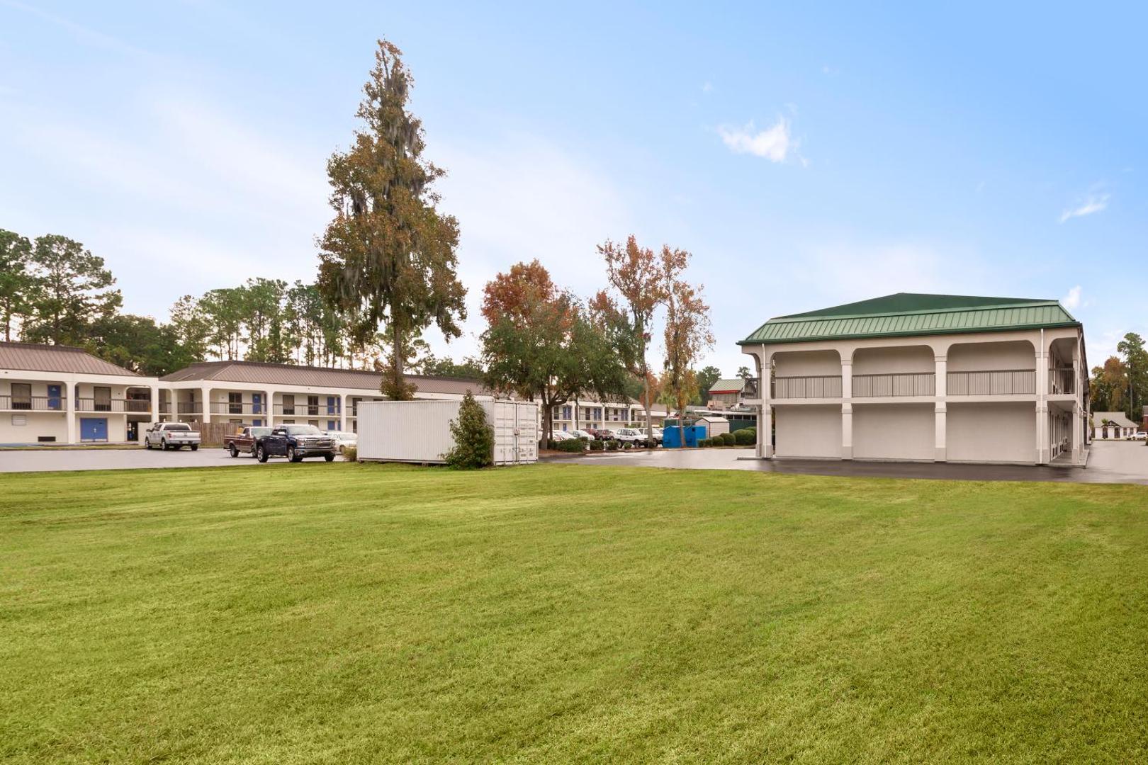 Days Inn & Suites by Windham Savannah Midtown