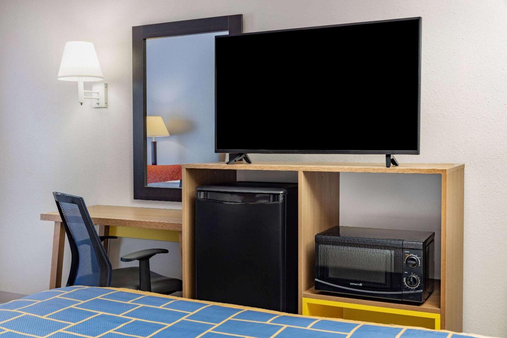 Days Inn & Suites by Windham Savannah Midtown