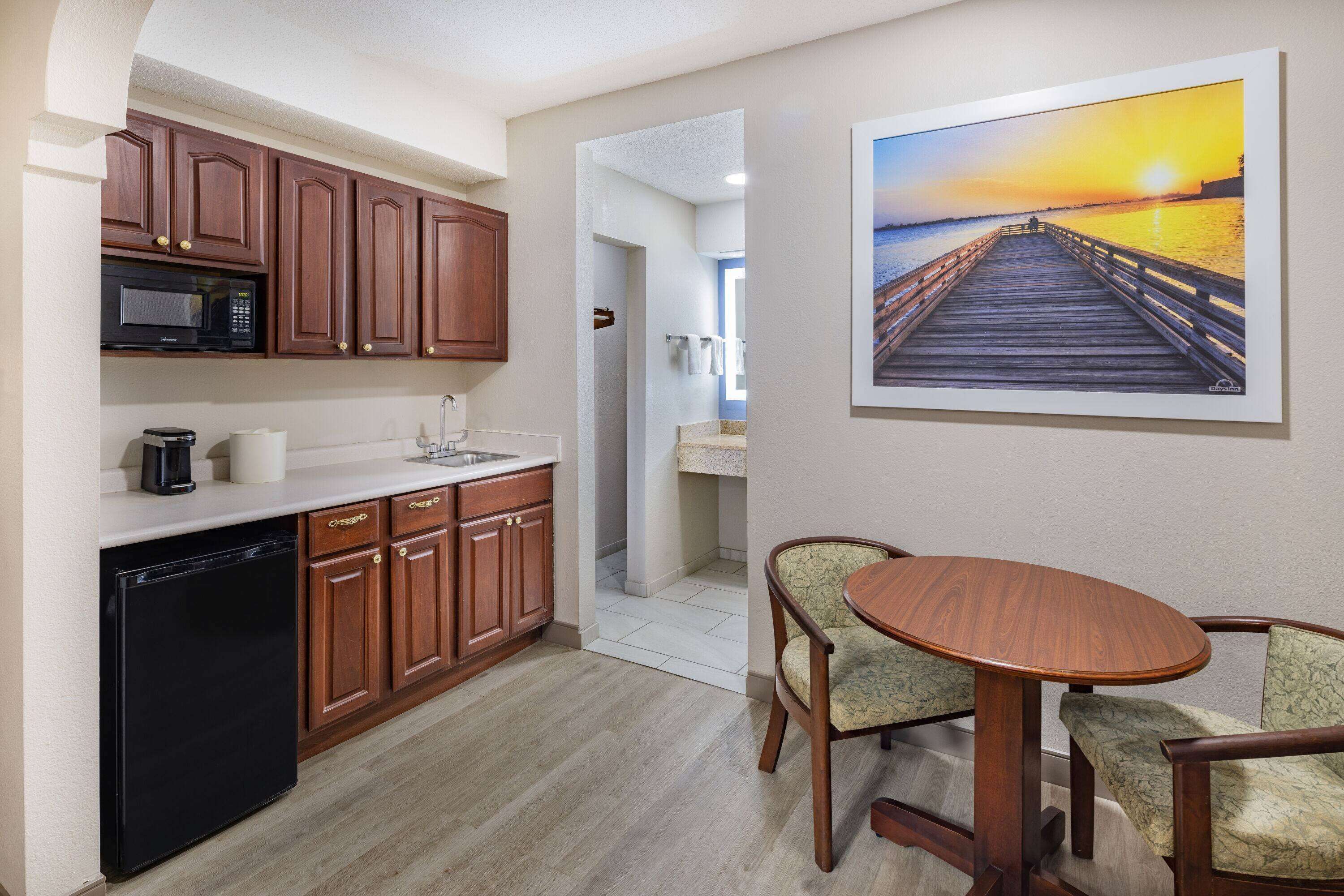 Days Inn & Suites by Windham Savannah Midtown