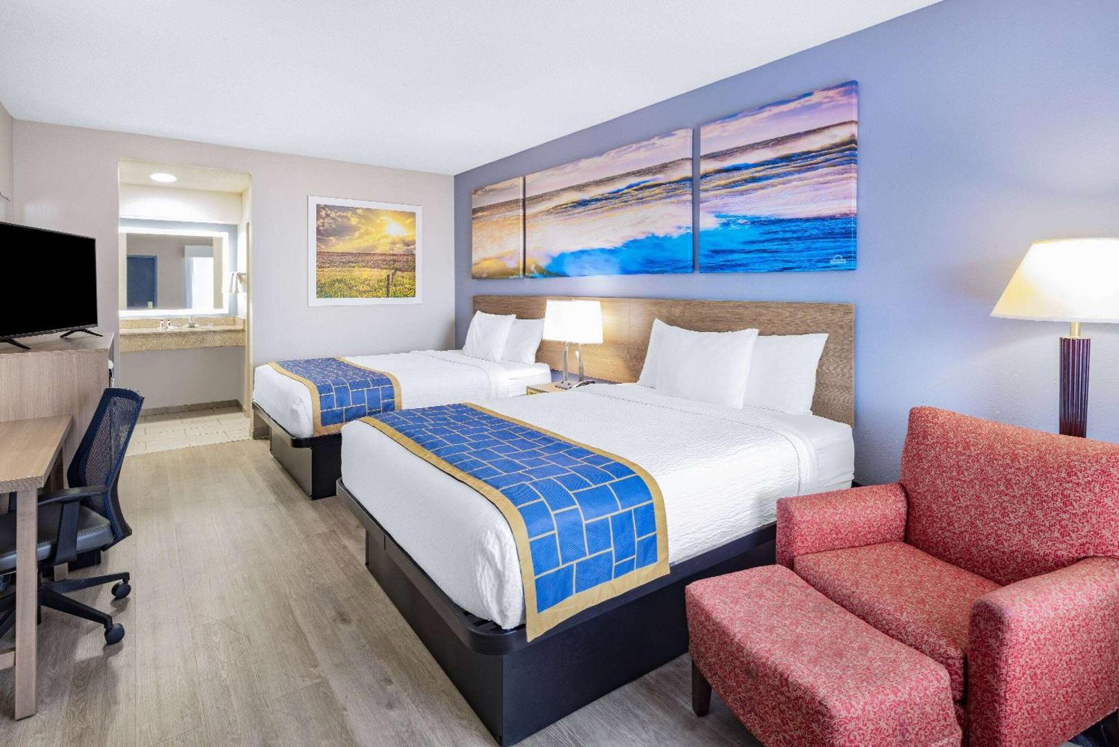 Days Inn & Suites by Windham Savannah Midtown