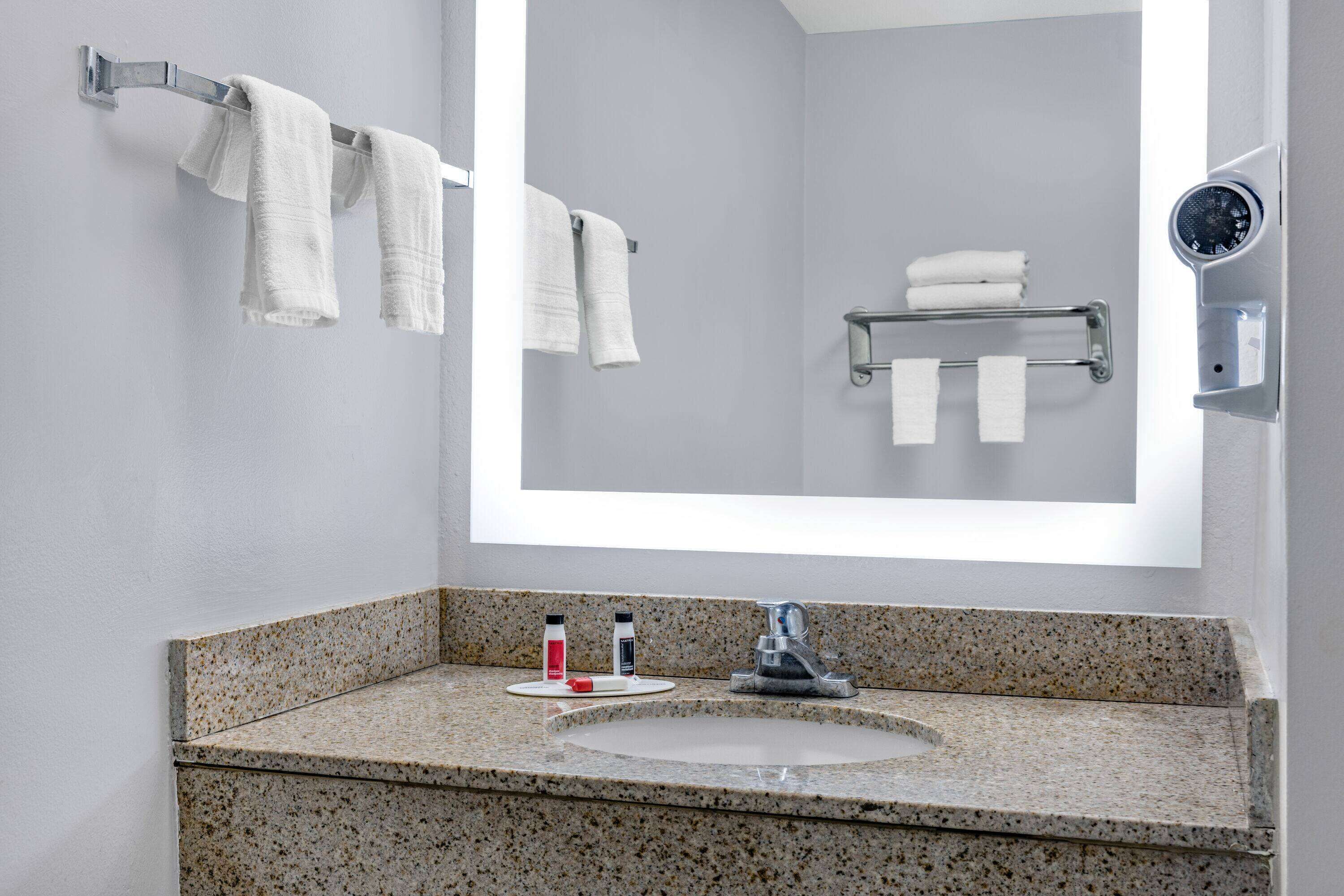 Days Inn & Suites by Windham Savannah Midtown