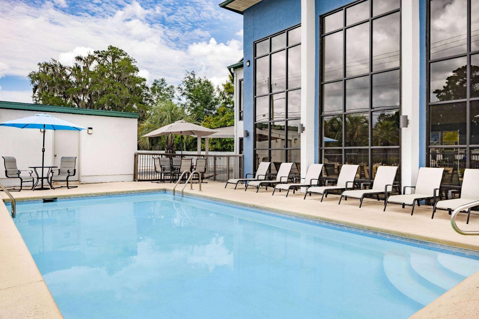 Days Inn & Suites by Windham Savannah Midtown
