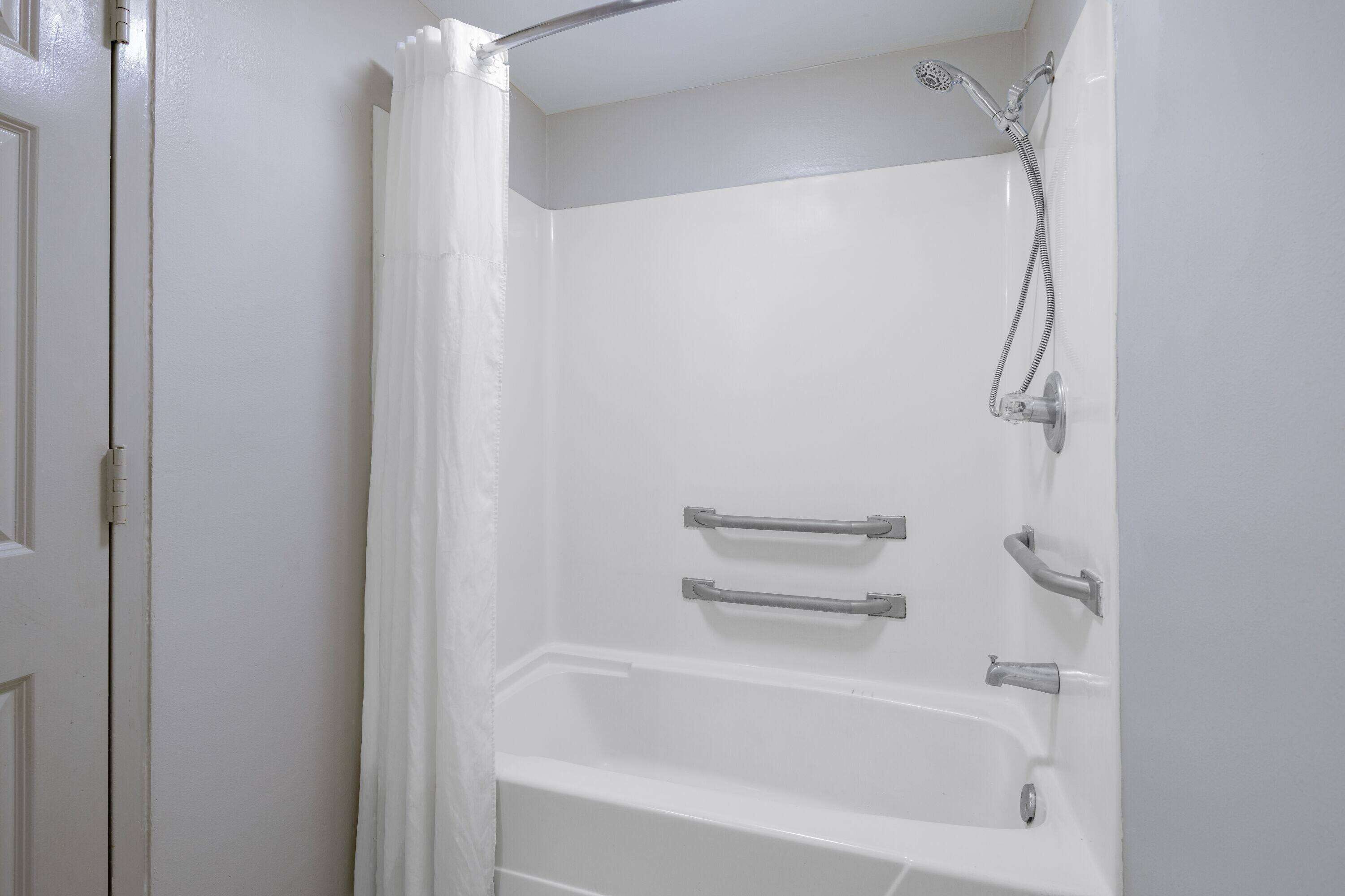 Days Inn & Suites by Windham Savannah Midtown