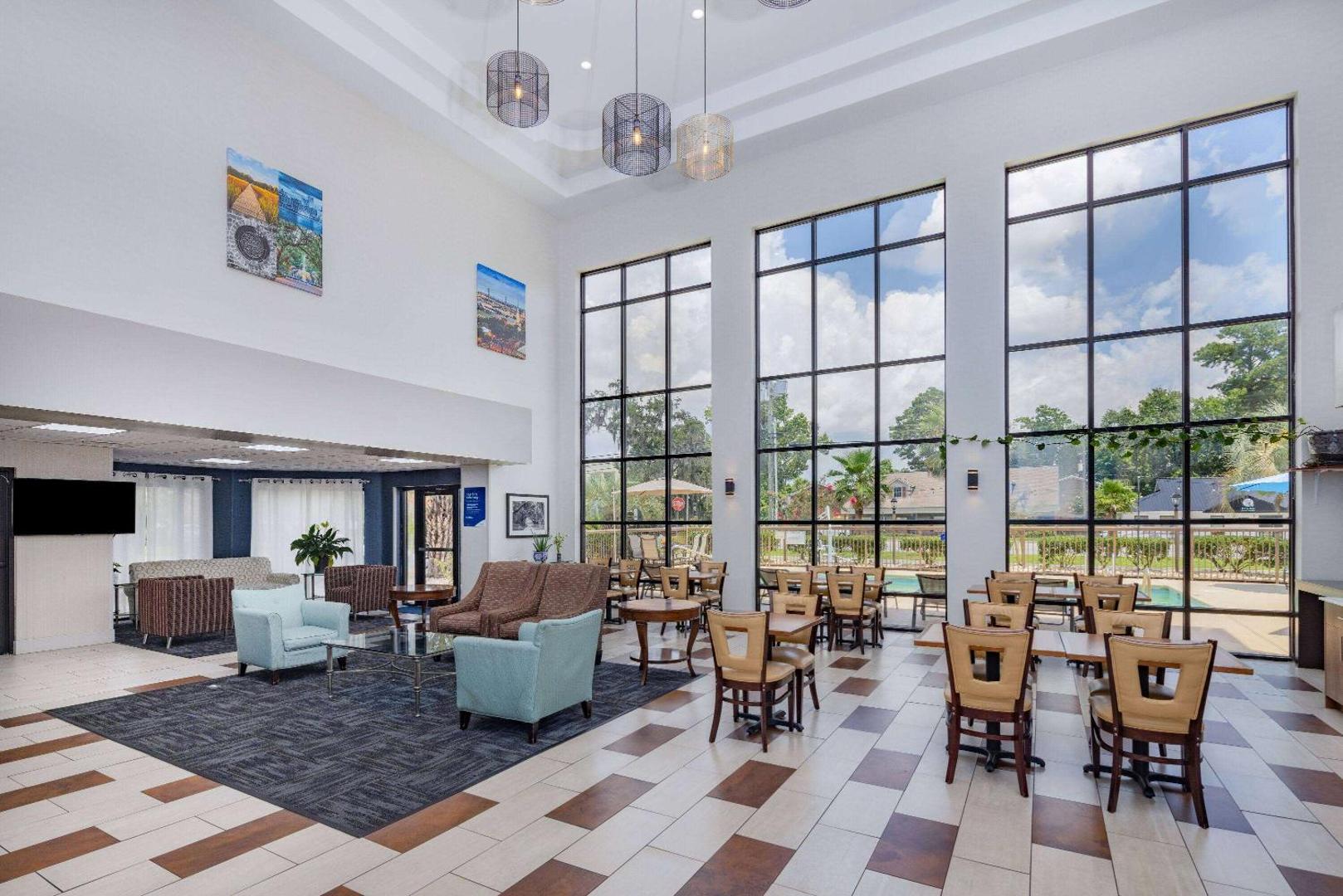 Days Inn & Suites by Windham Savannah Midtown