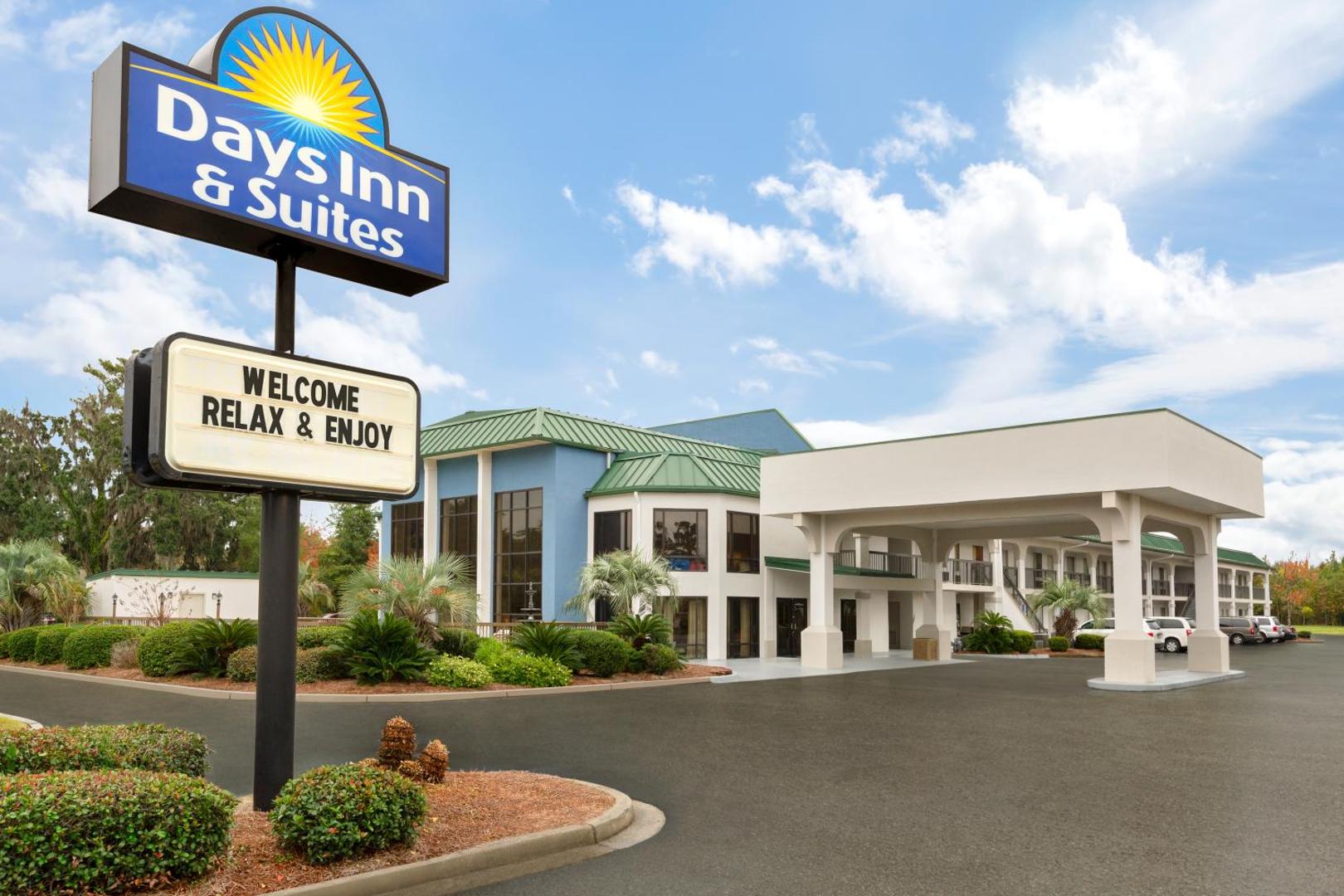 Days Inn & Suites by Windham Savannah Midtown