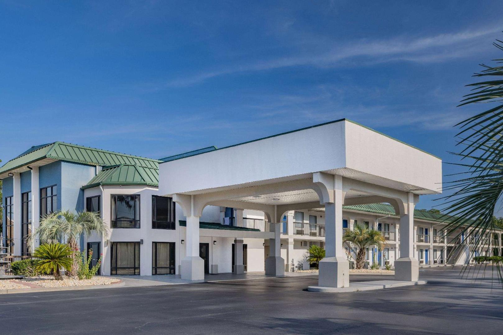 Days Inn & Suites by Windham Savannah Midtown