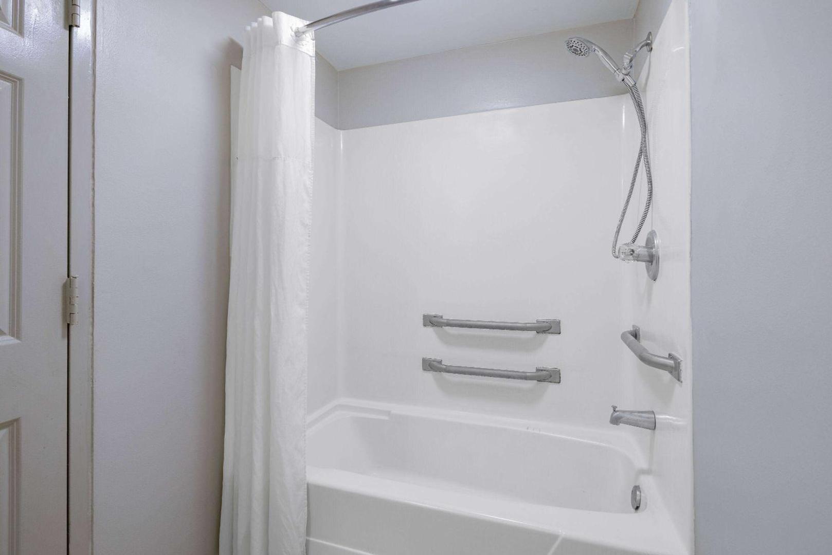 Days Inn & Suites by Windham Savannah Midtown