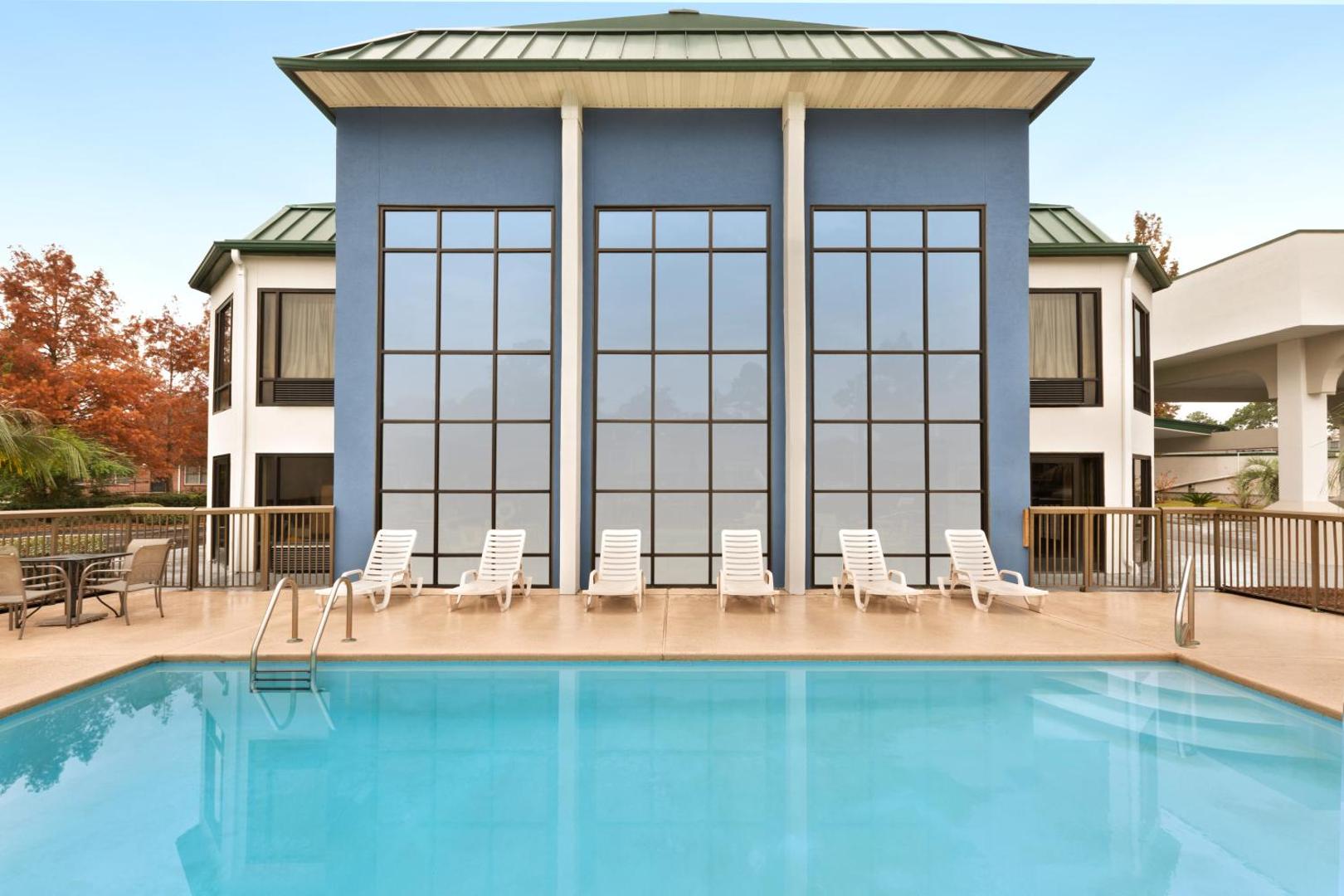 Days Inn & Suites by Windham Savannah Midtown