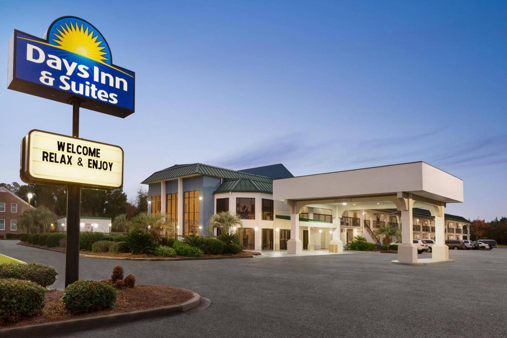Days Inn & Suites by Windham Savannah Midtown