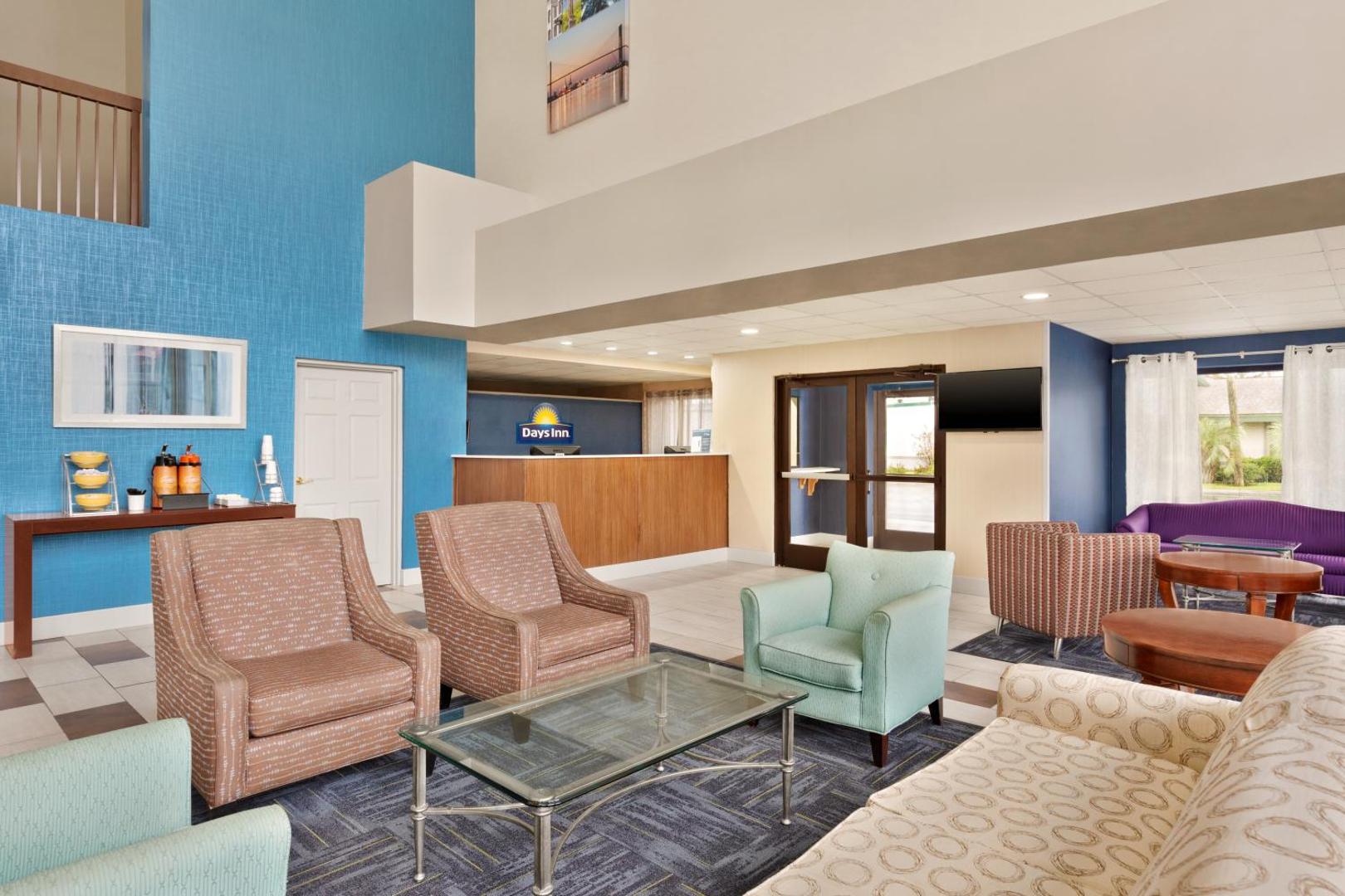 Days Inn & Suites by Windham Savannah Midtown