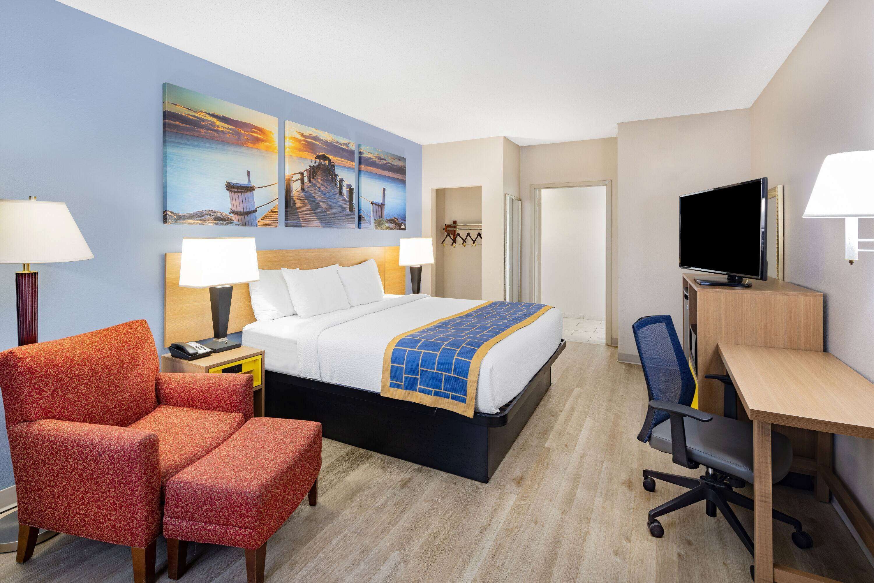 Days Inn & Suites by Windham Savannah Midtown