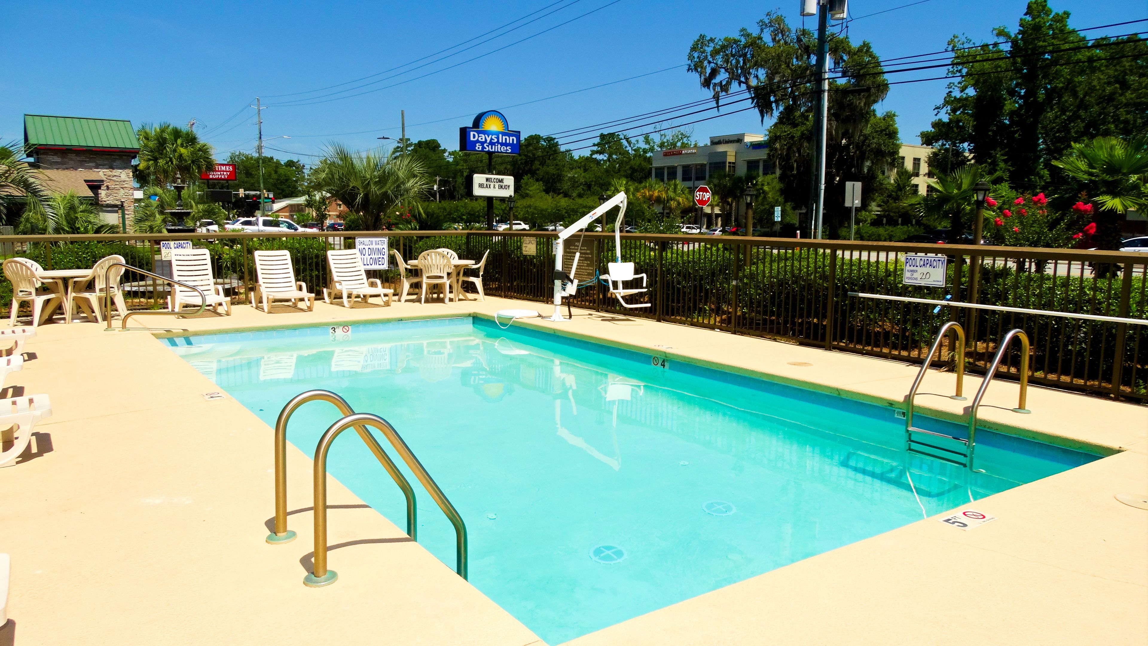 Days Inn & Suites by Windham Savannah Midtown