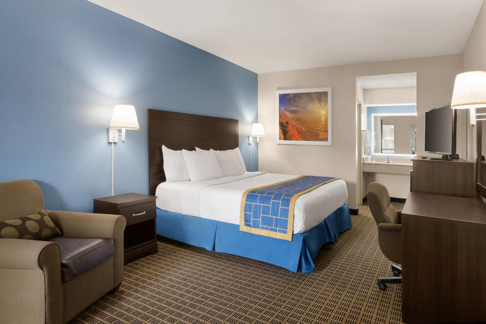 Days Inn & Suites by Windham Savannah Midtown