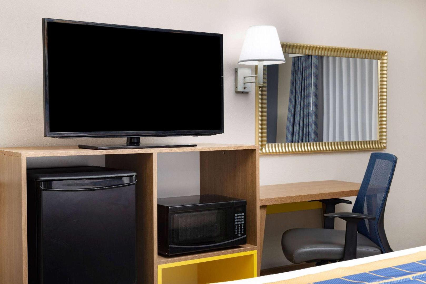 Days Inn & Suites by Windham Savannah Midtown