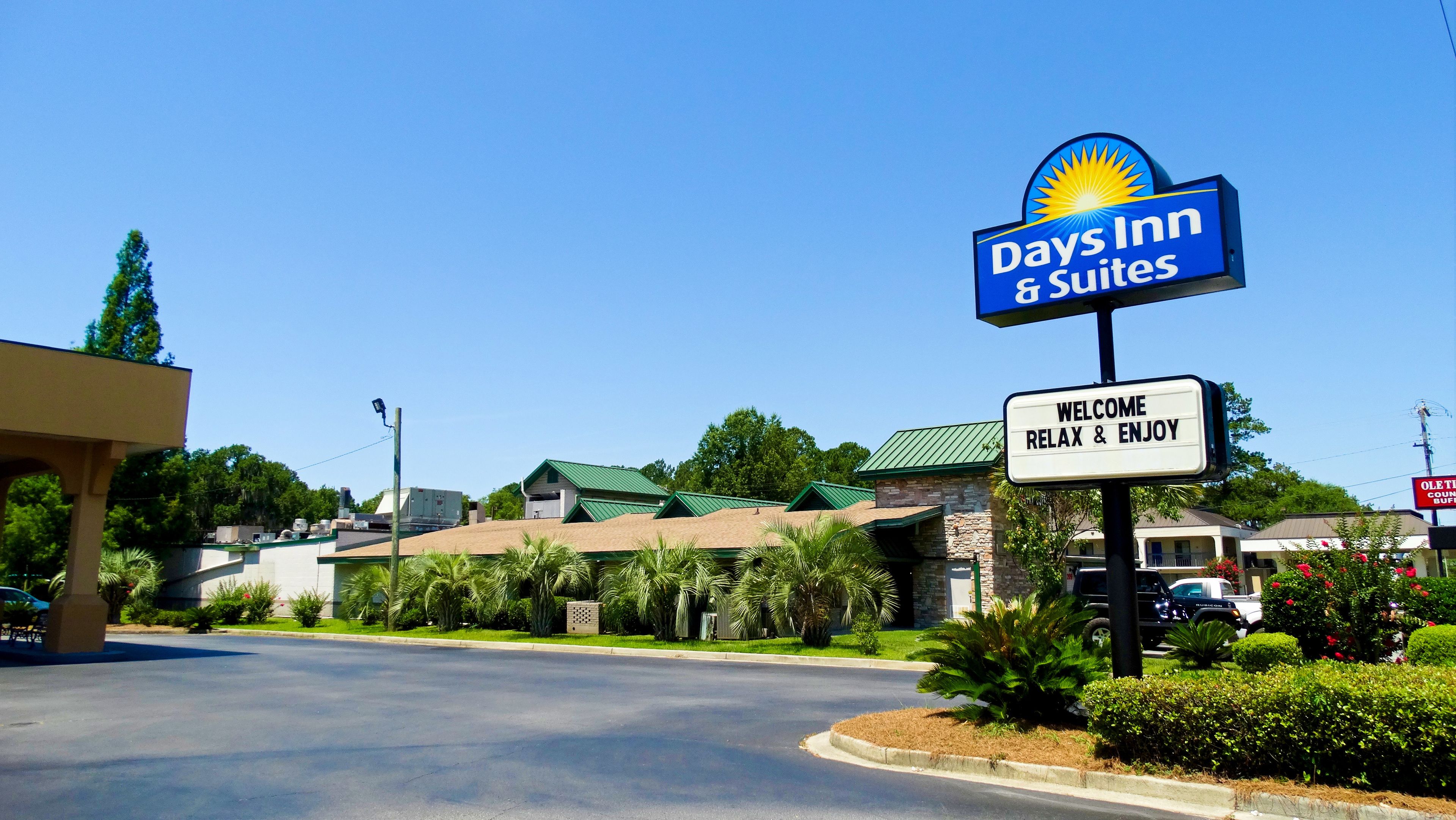 Days Inn & Suites by Windham Savannah Midtown