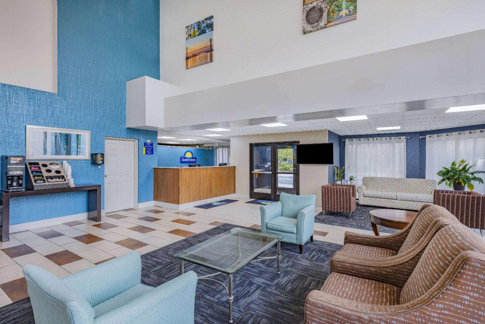 Days Inn & Suites by Windham Savannah Midtown