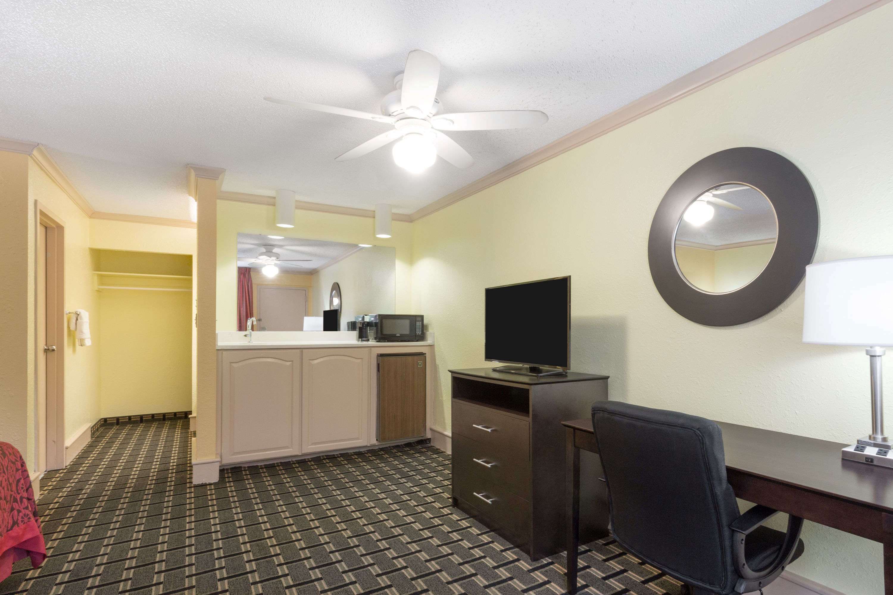 Days Inn by Wyndham Savannah Airport