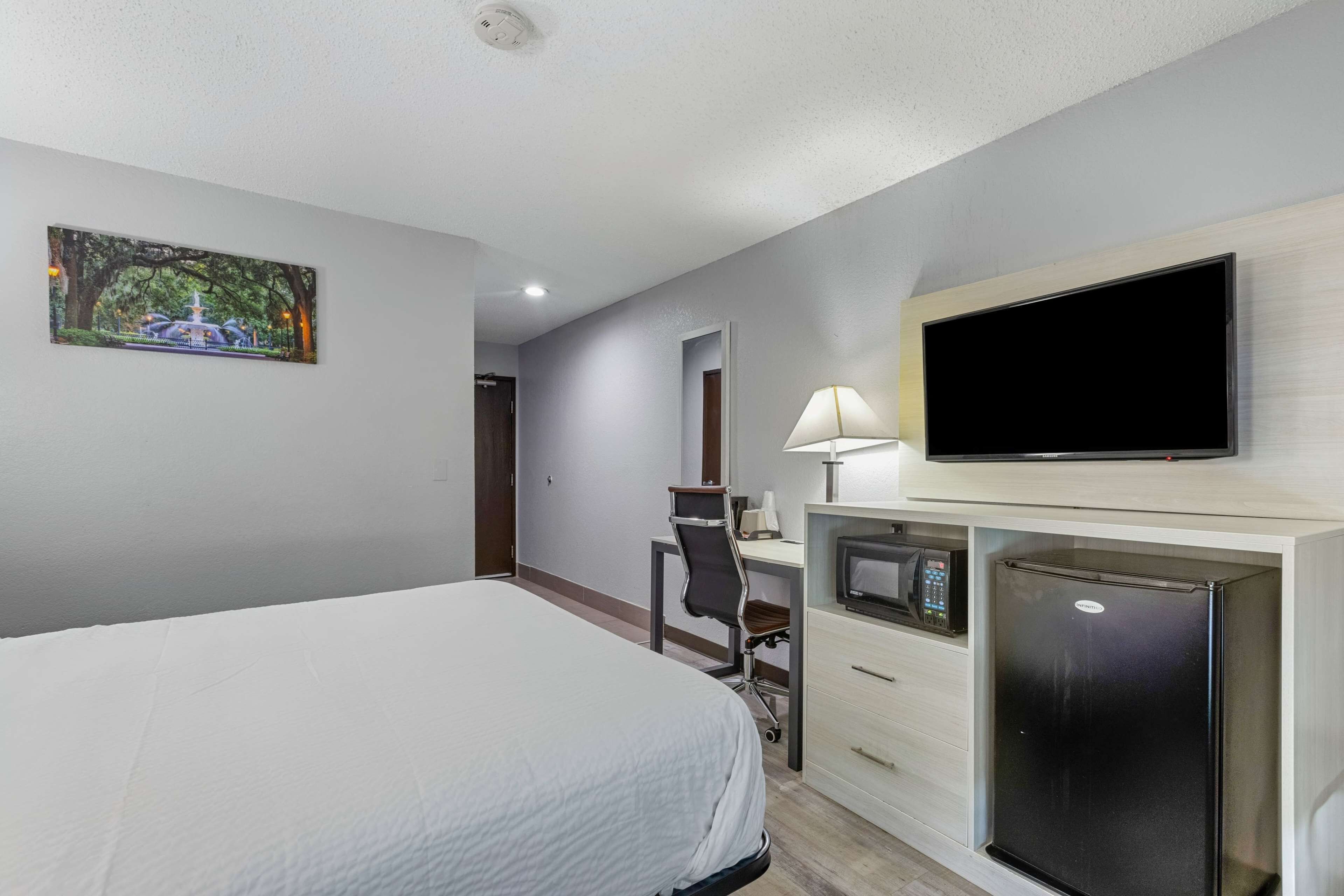 Days Inn by Wyndham Savannah Gateway I-95