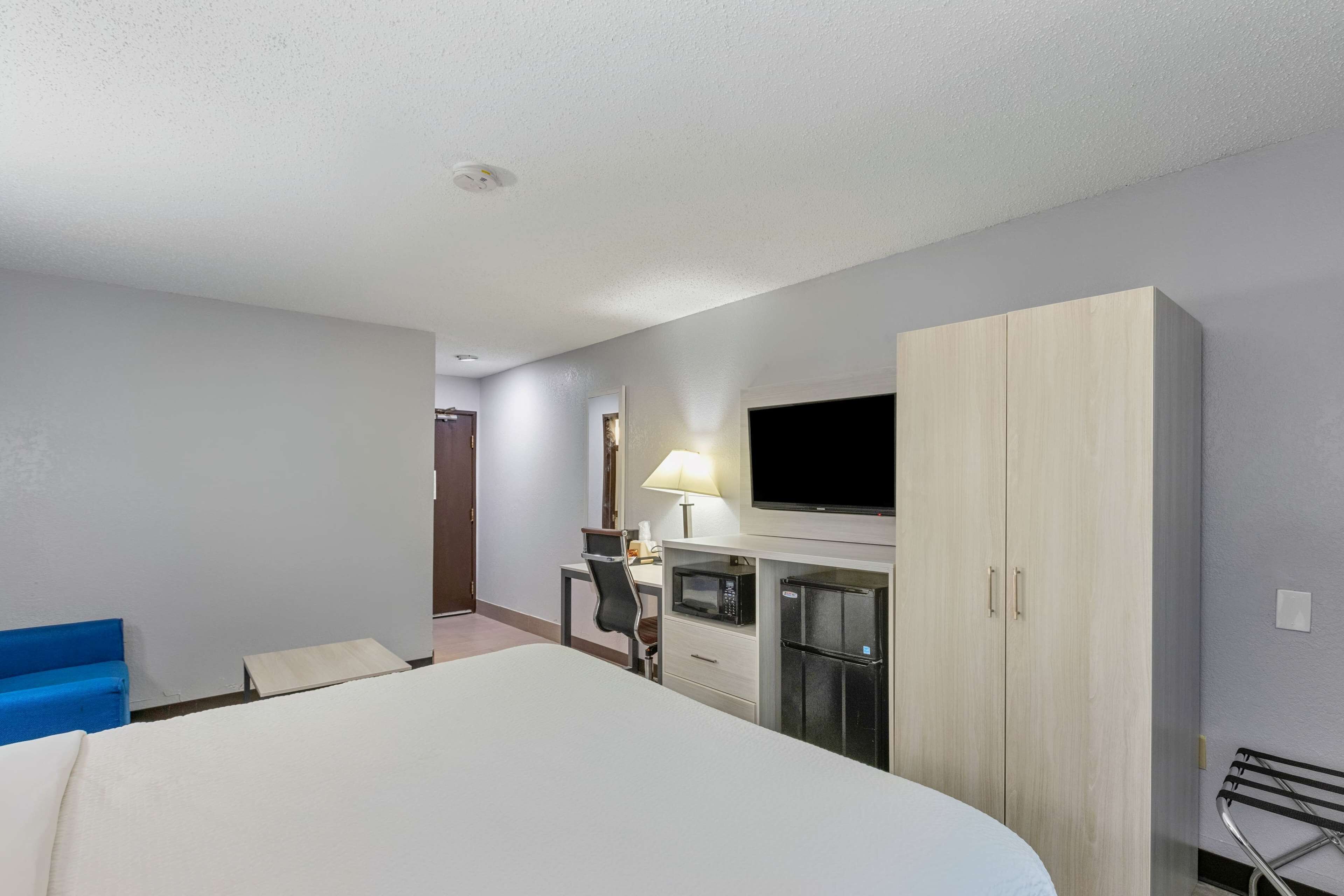 Days Inn by Wyndham Savannah Gateway I-95