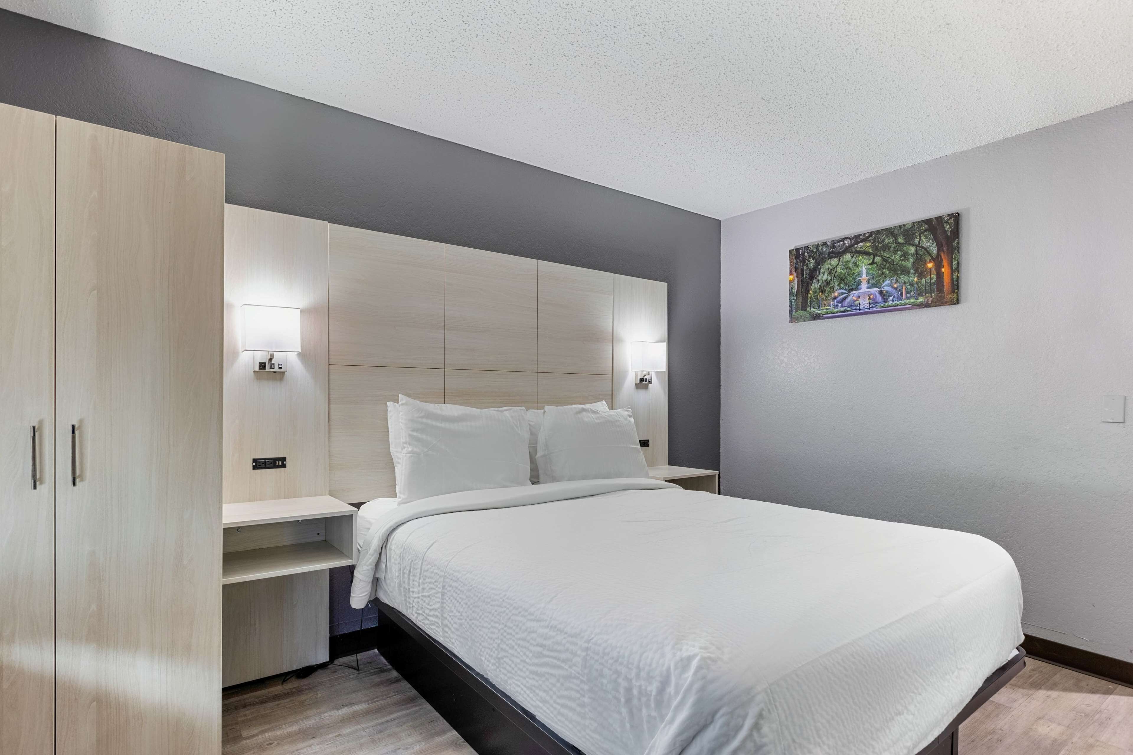 Days Inn by Wyndham Savannah Gateway I-95