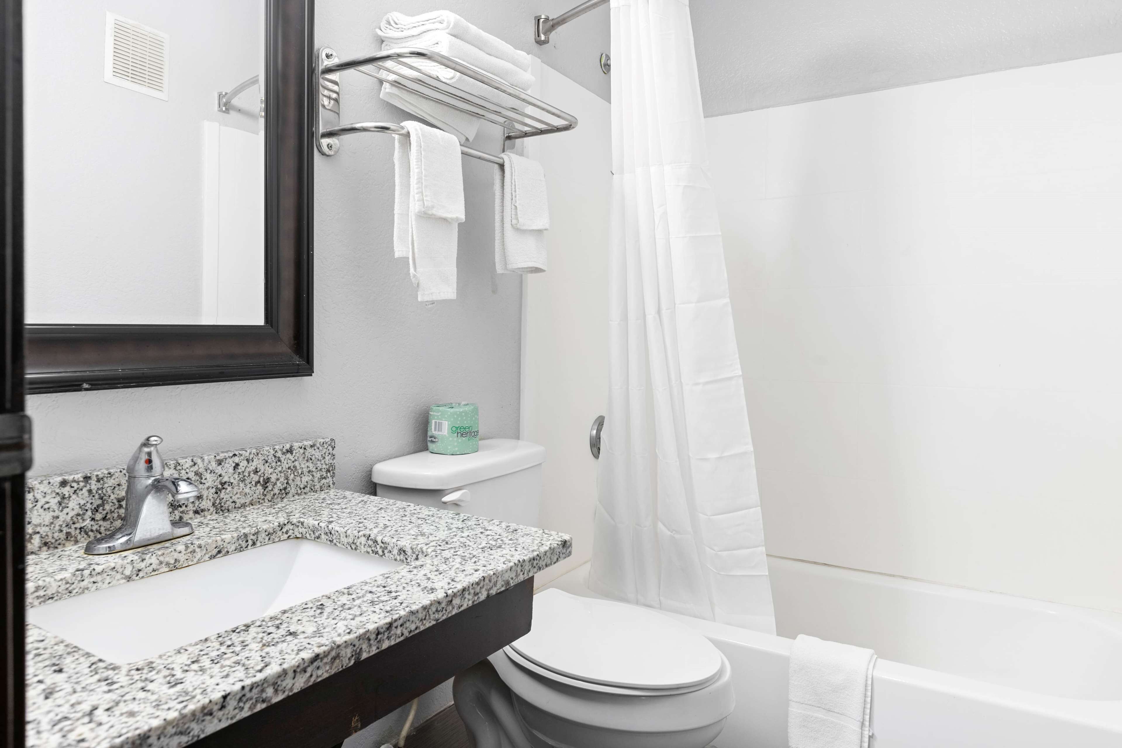 Days Inn by Wyndham Savannah Gateway I-95