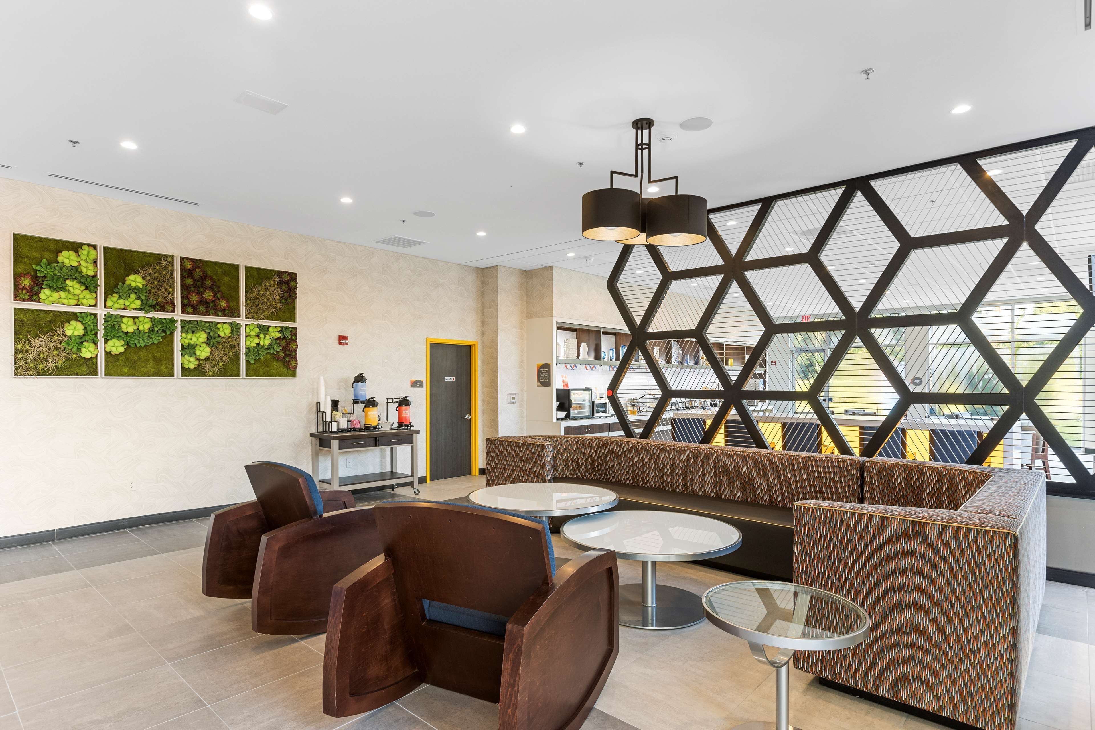 GLo Best Western Savannah-Gateway I-95