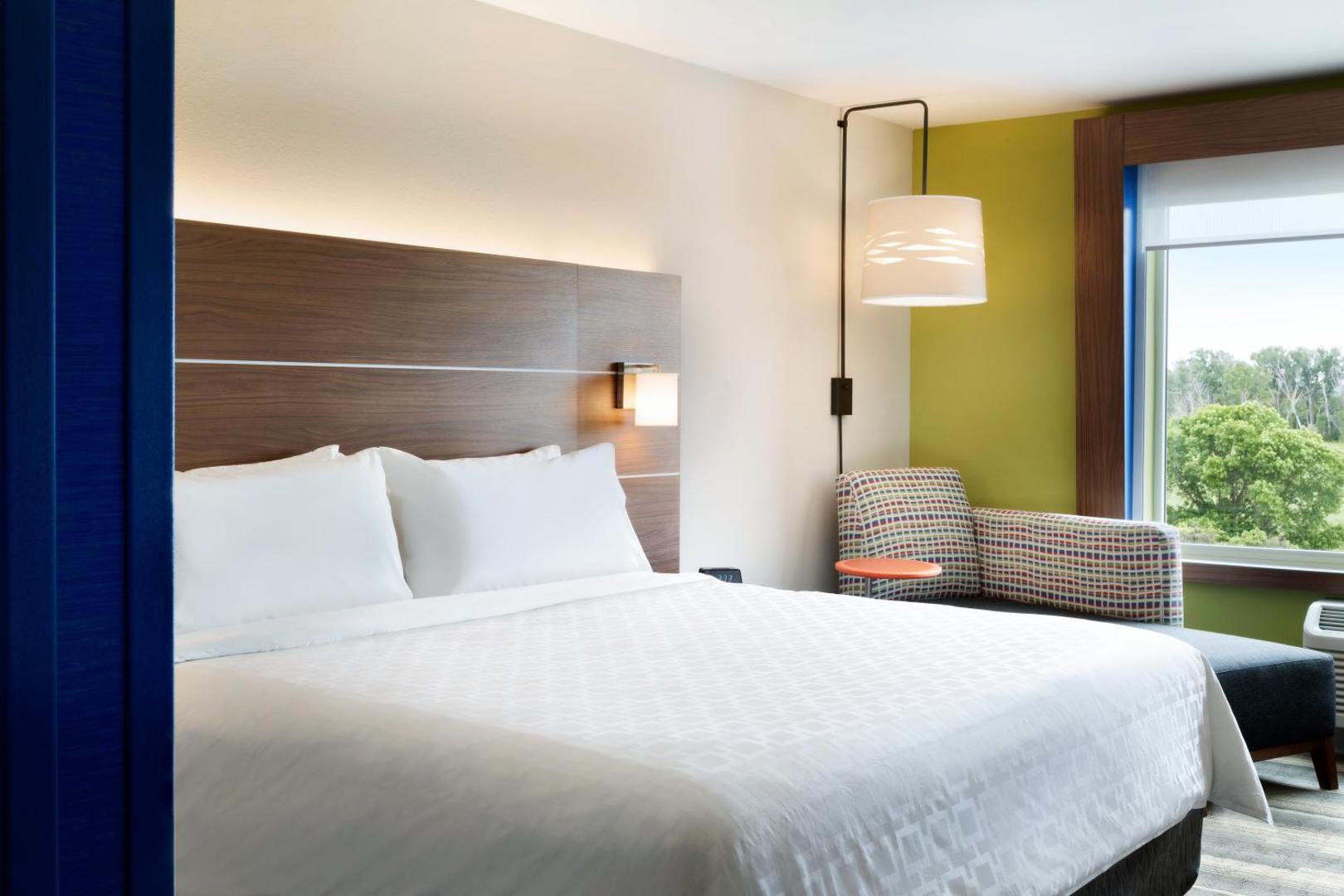 Holiday Inn Express & Suites Savannah W - Chatham Parkway Holiday Inn Express & Suites Savannah W - Chatham Parkway