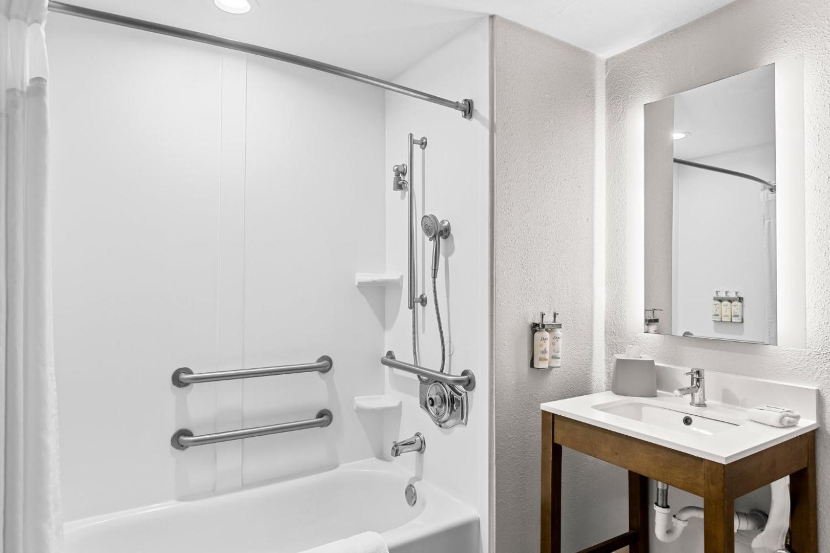 Holiday Inn Express Hotel & Suites Savannah - Midtown Holiday Inn Express Hotel & Suites Savannah - Midtown